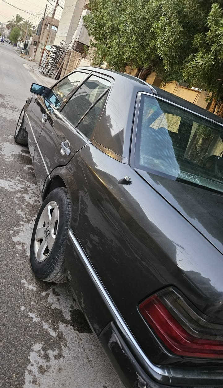 مارسيد دب 1987 اصل اخذتها مشروع تعمير
محور محرك vvt 2500 v6  نكرة سلف مصبوغة عام كير مكينة خير من اللّه شلعة ومعدل السيارة.
بيها نواقص تبريد غاز الكمبريسر موجود صدر امامي نص عمر abs مشتغل الكلوب بيه مشكلة كهربائية بسيطة
داخلية السيارة مثل ماموضح بالصور المقعد الامامي متضرر والداخلية مالتها كاعدة يحتاجلها ترتيبات بسيطة السلايد شغال طكتين نقصه السجة تتبدل فقط
الكشر جراد بيه اثر الشمس والمي بالشارع متوقفة جانت.
✅ السعر 35 ورقة والكل يعرف اسعار خواتها الجاهزة بيش.
📍 العنوان بغداد الدورة...***********
