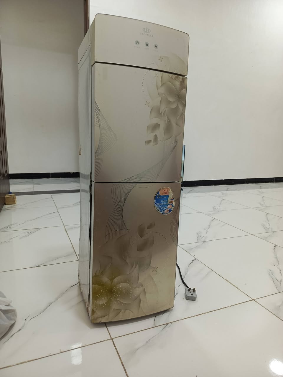 سلام عليكم براد ماء شغال البيع قيم واخذ بي صونده فالته بداخل فقط شغله كلش حلو ***********موجود وات ساب
