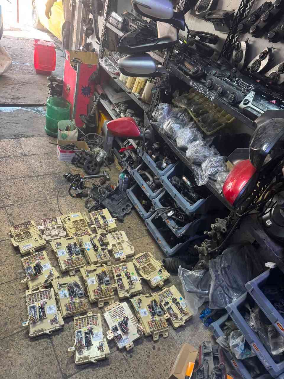 السلام عليكم قواعد فيوزات داخلية فورتي النترا كل المديلات تفصيخ وارد امريكي وارد خليجي العنوان ساحة مضفر خلف قاطع المرور كراج الخير مبايل ***********
