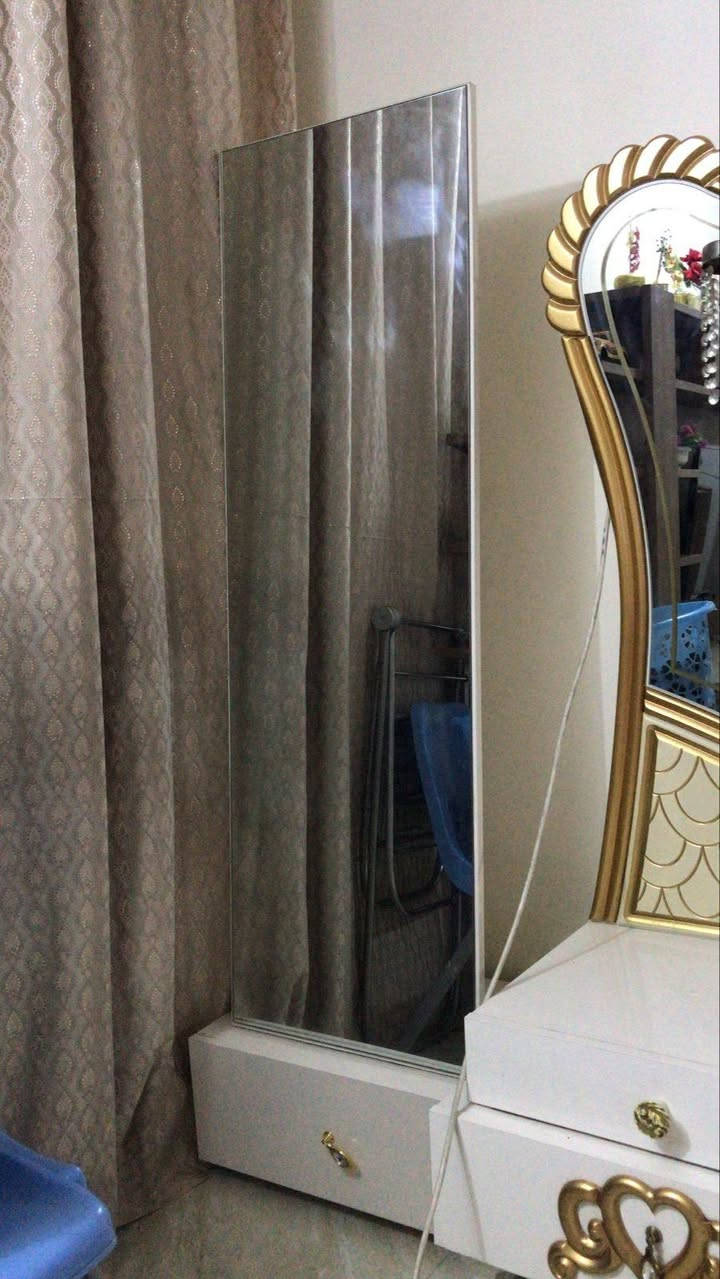 غرفه تركي 10 قطع نضيفه اي ضرر مابيه السعر ٧٠٠ بيه مجال الشراي يتصل المكان بغداد العبيدي ***********
