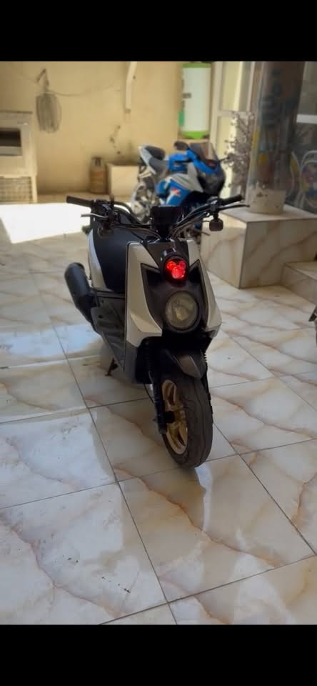 سلام عليكم سكنس جبلي نوزل للبيع اوراق مكاتبه ومنفيز بوشه 63 ابلاديه دراجه مكفوله كفاله عامه المكينه اذا ممدود عليها سبانه ترجعلياها والتزويدات البيها كلها ابلاديه اذا بيها شيء تجاري ترجعلياها دراجه نكره سلف وشلعه ومعدل قويه بمعنى الكلمه والتزويدات كالاتي
1:ويل ذهبي رياضي
2:تخم دبل خلفي رياضي 
3:كلجات رياضي
وكلهن شلع قلع ابلاديات وعنواني العماره حجي عبد وسعر الدراجه  مليون وتلثميه وخمسين 1350 وبيها مجال وهاذا رقمي للتواصل ***********
