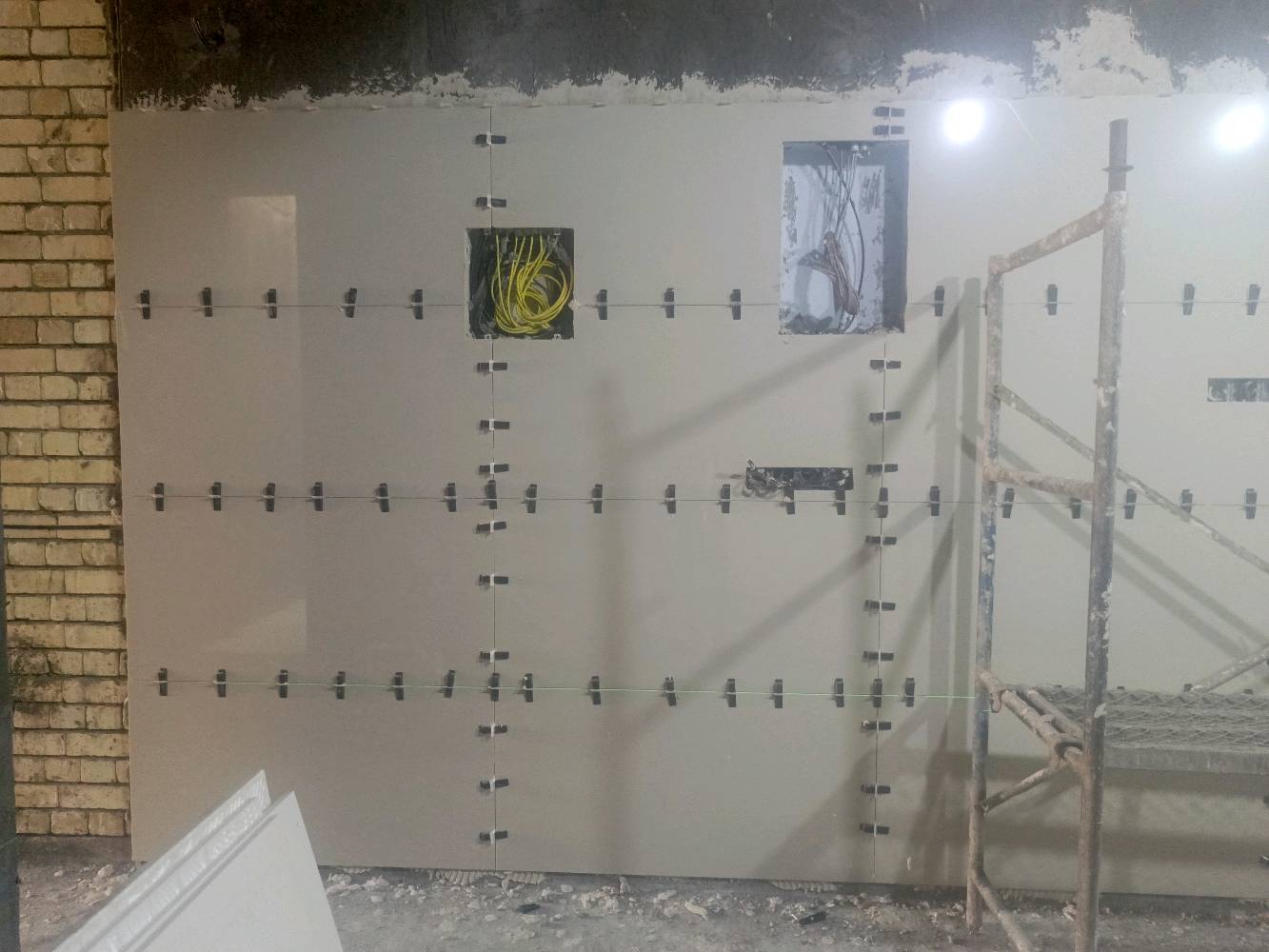 كادر تغليف جدران وارضيات عمل هندسي درجه اولى بادارة ابو مصطفى ***********
أستاذ أبو مصطفى، بأي محافظة/منطقة متوفرين حتى الزبون يعرف إذا تخدمون بمكانه لو لا؟: 
بغداد
شنو أنواع الشغل اللي تسووه بالضبط غير تغليف الجدران والأرضيات: حمامات، مطابخ، واجهات، أدراج، وشاورات؟: 
جبس بورد اصباغ وديكورات 
هل تشتغلون بكل أنواع الكاشي والبورسلين والرخام، لو عندكم مقاسات/أنواع محددة تفضّلوها؟: 
كافة المرمر والسيراميك والكاشي والبورسلان وتغليف الدرج 
التسعير عندكم شلون يكون: بالمتر لو حسب نوع الشغل والتحضير، وهل السعر يشمل المواد لو بس الأجرة؟: 
الاسعار اذا بالمتر من 10 فما فوق واحيانا حسب الكمية وحسب نوع الشغل يكون تسعيرة بمبلغ محدد 
أكو ضمان على الشغل بعد التركيب، وإذا أكو شكد مدته؟: 
العمل ظمانه الجودة وراي الزبون اقل مدة زمنيه اسبوع وحسب كمية العمل اقل او اكثر 