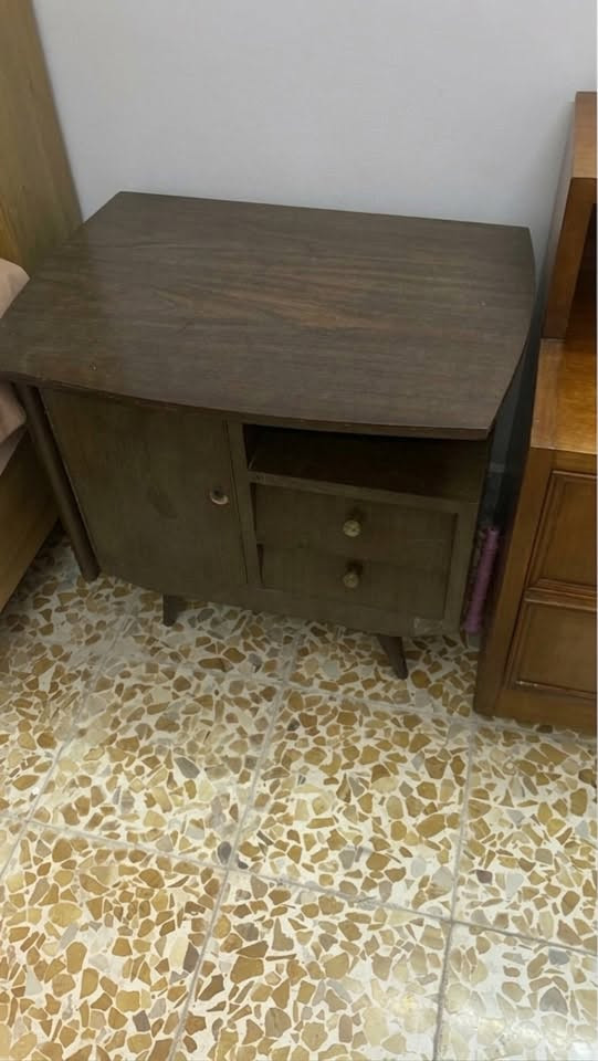 للبيع، غرفة نوم كلاسيكية أنتيك (تصميم خمسيناتي راقي 1950s) خشب ثقيل وفورميكا متينة جداً، بحالة ممتازة ونظيفة للغاية كما موضح بالصور.
المحتويات: (كنتور كبير متعدد الأبواب + ميز تواليت بمرآة كلاسيكية + شفونيرة/كومودينات).
الحالة: ممتازة جداً، لا يوجد أي أضرار أو كسور، الأخشاب والفورميكا حافظت على رونقها الأصلي.
المكان الموصل الجانب الايمن /موصل الجديدة
للتواصل ***********
