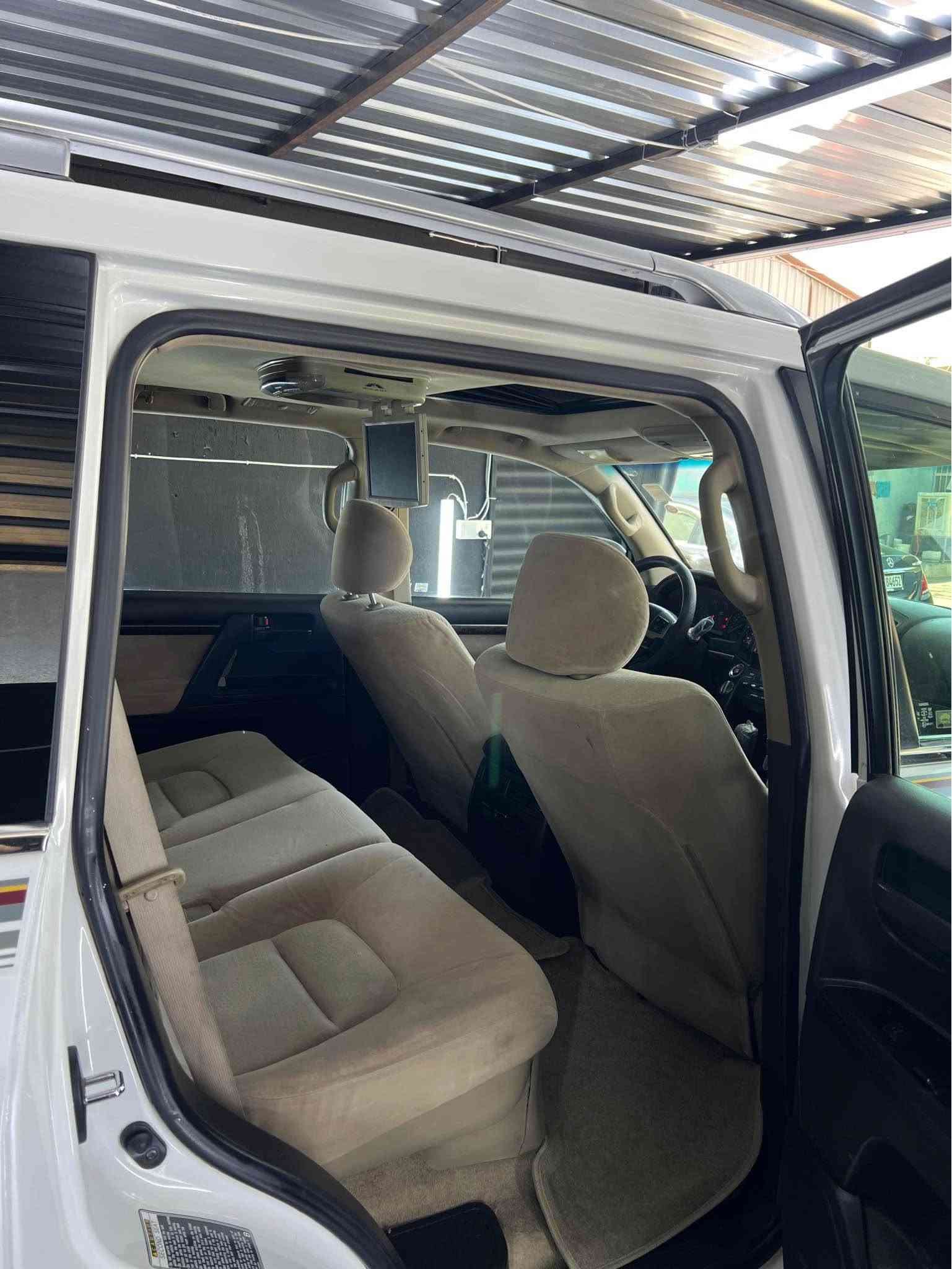 Toyota Land Cruiser 2008
GXR
V6
ابيض ثلجي

ثلاث شاشة
حساس خلفي امامي
بصمة
تشغيل عن بعد
فتحة
كاميرة
شاشة
ثلاجه 
كير اوتماتيك
داخل فورميكا
تحكمات ستيرن
تحديد سرعة
فول فول 
اخوان سيارة بها قطعتين صبغ بدون داخل بدون ارباك جدن نضيف كلشيء جديد بسمي  كير محرك اكسل كفالة
سعر ٢٤٣مجال بها ١٢ورقة غرامة وراء معاملة ارجع لك 
عنوان اربيل
*********** أربيل, العراق
