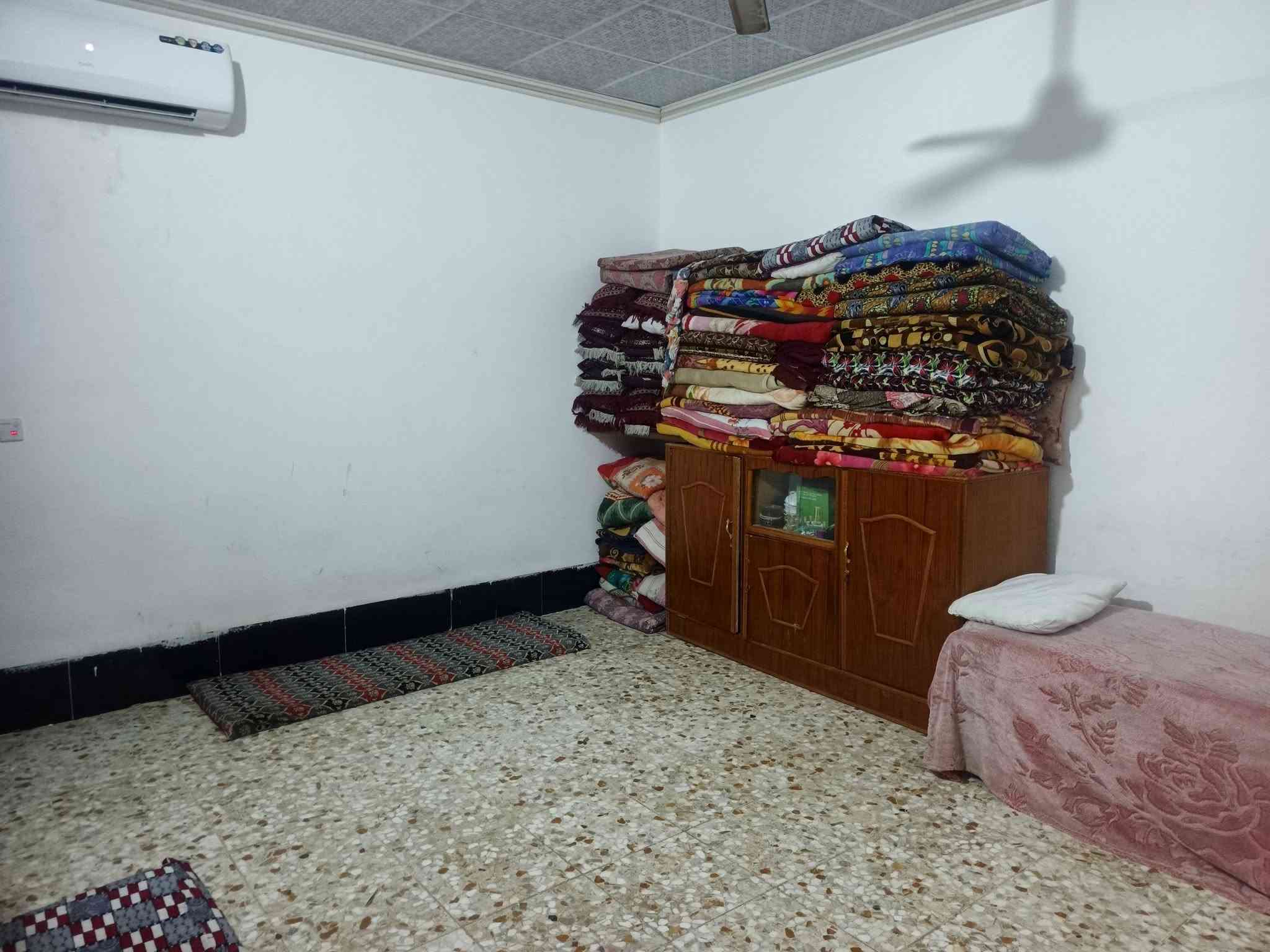 سلام عليكم بيت للبيع بشارع المطحنه صب كون كريت متكون من غرفه وصاله ومطبخ وتخاريج  جوه وبره واستقبال البيت كله سراميك المساحه 100 متر بنيان جديد الإتصال على الرقم الهاتف📲 ***********
