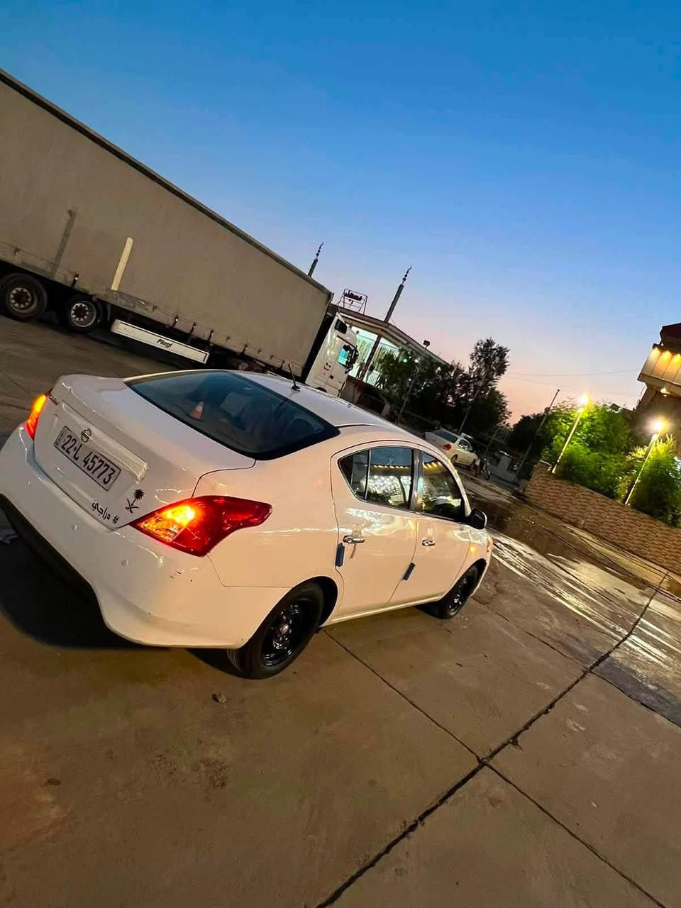 السلام عليكم_للبيع
نيسان سني هندي 

موديل (19)🏎️

السياره بيها جاملغ الخلفي  صبغ والصندوك مبدل 

بيها بارد بل شبر يم قبغ بانزين 🧯

تخم تاير جديد 🚀

السعر 93وبي مجال حك الجيه 

صدر كامل جديد 

مكان السيارة بغداد

حي العدل 

***********
