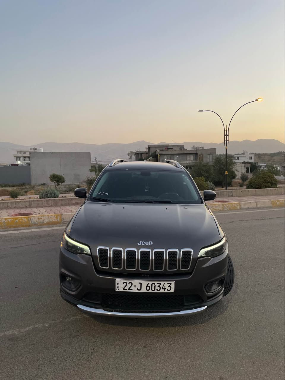 jeep cherokee 2019 
جێب چیرۆکی 
فولە بەس سڵاید نییە 
دوو پارچەی بۆیاخە بە شەرتی فەحس و سۆنەر 
ڕەقەم هەولێر ، ڕەقەم و سەنەوی و هەزەی تازەیە و بە ناوی خۆمانە 
مەکینەی کراوەتەوە بەڵام گێڕ و مەکینە بە شەرت 
بێ مەسرەف و نوقسانی 
سعری ١١٣ و کەمێک معامەلە 
*********** السليمانية, العراق
