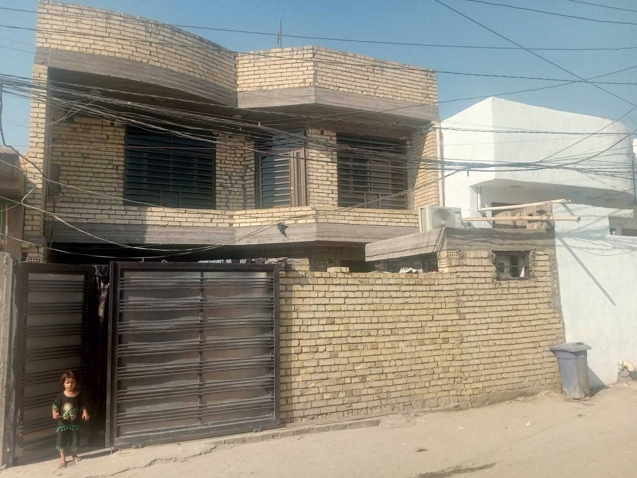 بيت للبيع
مساحته 10×18 طابقين 
الطابق الاول متكون من استقبال وغرفه نوم وصاله مفتوحه على المطبخ البارد وصحيات خارجيه 
والطابق الثاني متكون من ٣غرف اكبار مع صحيات  
بي كافه الخدمات من مياء وكهرباء ويبعد عن الشارع العام 50متر ورابع بيت

 العنوان عويريج قريه سالم علوش يم جسر علي النداوي 
الرقم ***********
