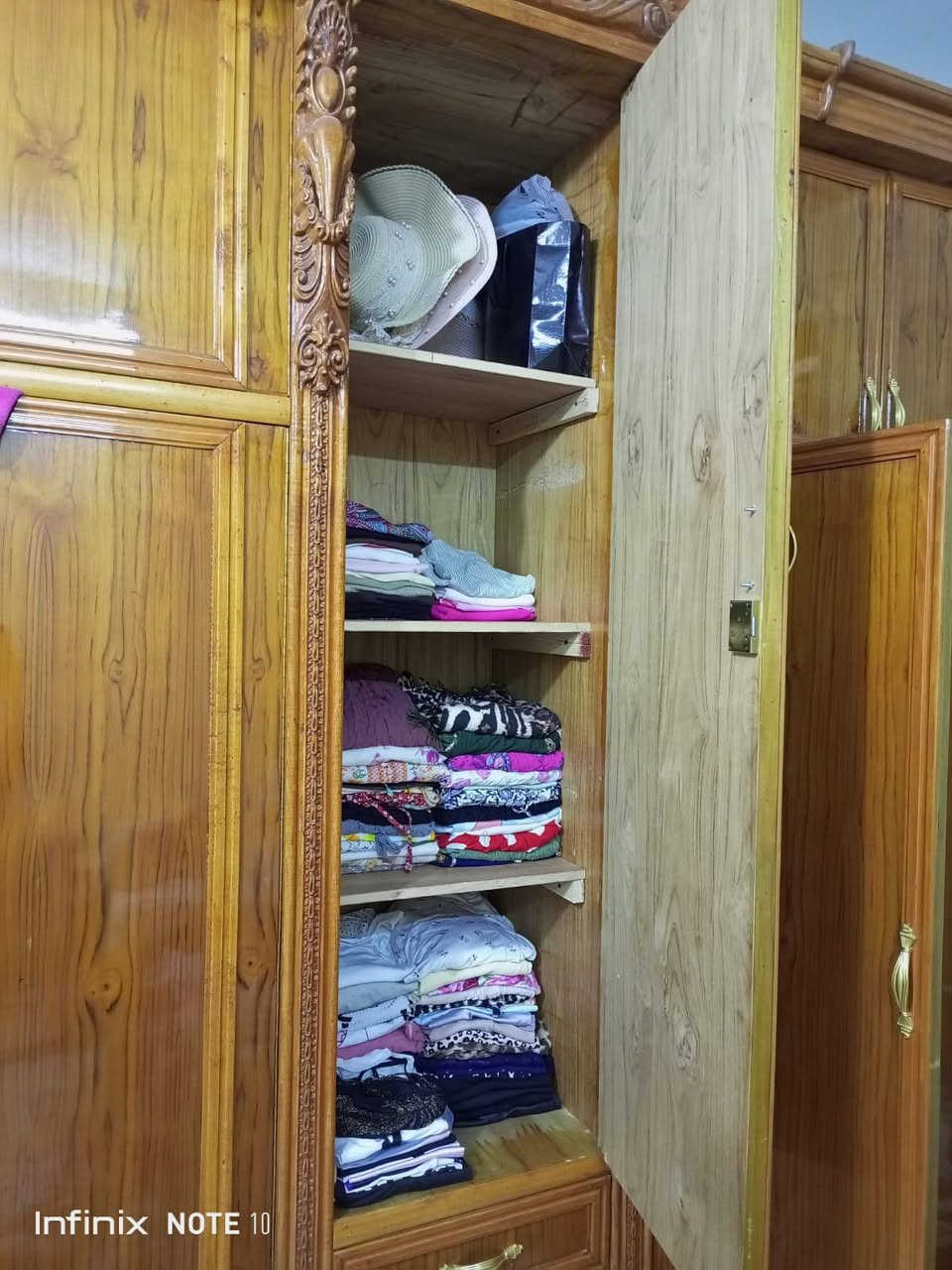 كنتور صاج عراقي 5 بيبان وملحق كلفني مليون واريده ب800 وبي مجال مستعجله علئ بيعته للتواصل واتساب عنواني الاعظمية  ***********

نص مكتوب في الصور:
- Infinix NOTE 10