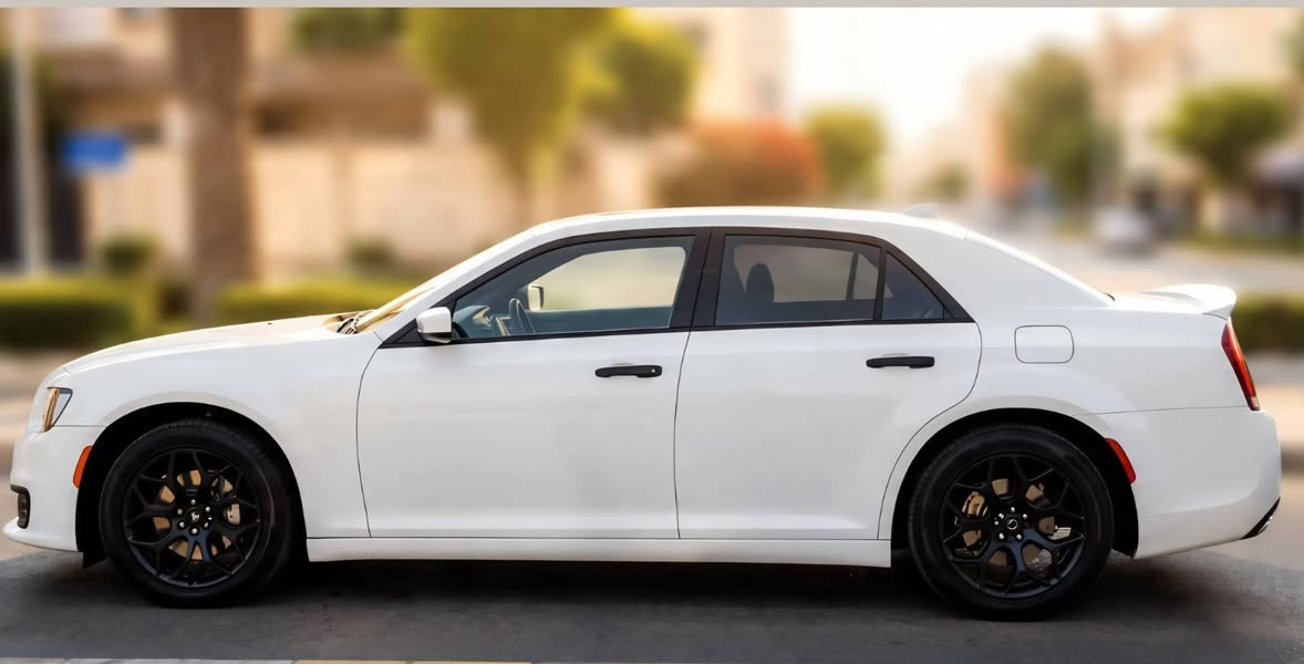 #للبيع #أوباما – كرايسلر C300
   Touring
- موديل 2022
 🚘(دفع رباعي)
🇺🇸 وارد أمريكي
🤍 اللون: أبيض
📍 السيارة موجودة في بغداد/حي الجهاد. 🏁 رقم بغداد الجديد
📏 الممشى: 53,000 كم فقط

المواصفات:

- محرك V6
- دفع رباعي AWD
- فئة Touring
- حساس امامي خلفي.
- السيارة مستخدمة بعناية وحالتها العامة ممتازة

ملاحظة بكل شفافية:
السيارة وارد امريكي  حادث امامي ، والصبغ 3 قطع صبغ ، والحالة الحالية موضحة بالصور.
💰 السعر المطلوب: 240 $  قابل للتفاوض.
📞 للاستفسار والتواصل: [***********]
[***********]
