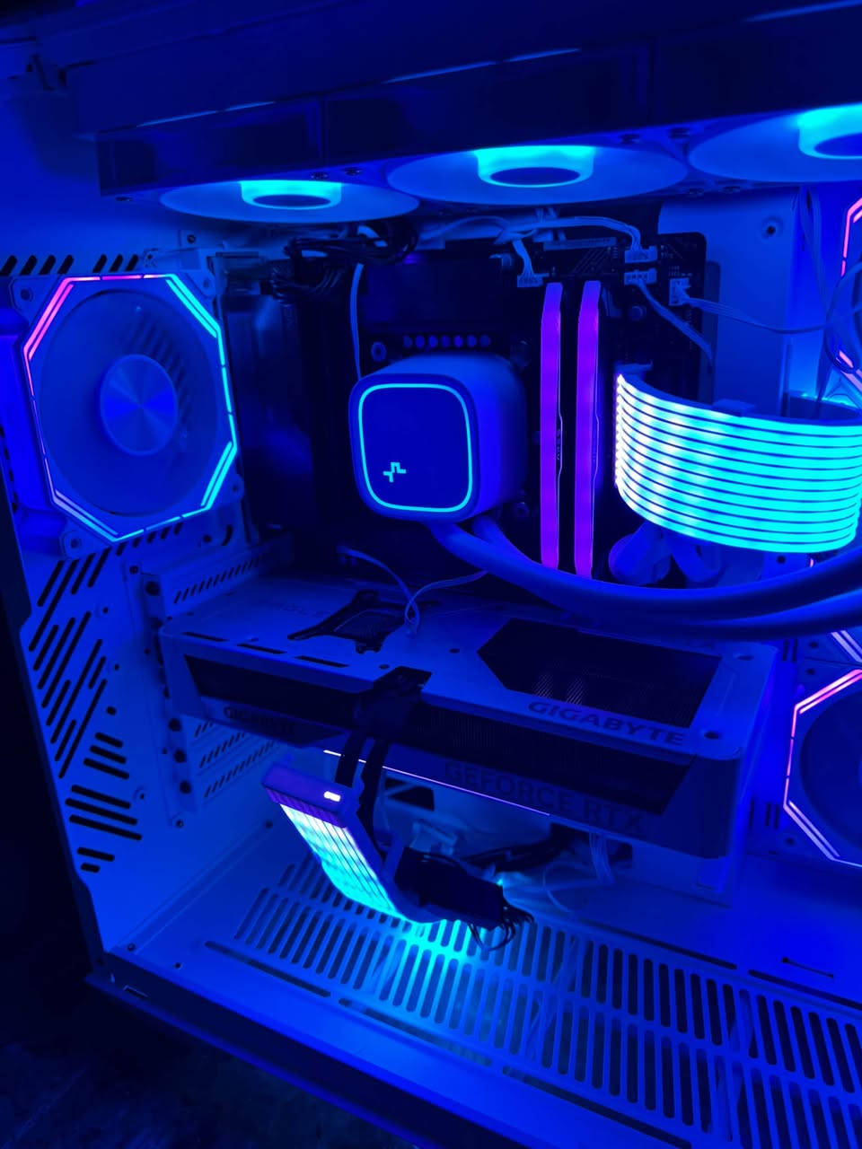 pc للبيع جديد كامل غراض + كراتين
2

CPU i7 12700k

Gpu 5070 كيكا بايت 

Mb/asrock 790 z

Ram 32/3600

Storg ١ m.2  

Power 850
الأسود 

I7/12700kf 
Ram ddr5 5400
M.2/512 
Hdd1t
Rtx5070 
850

مكاني محافظه بابل ومتوفر توصيل 

***********

نص مكتوب في الصور:
- المعالج Intel Core i7-12700KF كارت الشاشة MSI RTX 5070 12GB GDDR7 Shadow 3X OC التخزين الأول Predator GM7000 512GB SSD التخزين الثاني 1TB HDD الكيس COUGAR BLAZER ESSENCE المذربورد ASUS PRIME Z690-P DDR5 الرامات Corsair VENGEANCE RGB PRO DDR5 32GB (16x2) 5200MHz المبرد ASUS TUF Gaming LC II 240 ARGB الباور سبلاي COUGAR GEX850 850W GOLD 80+ Fully Modular تجميعة احترافية