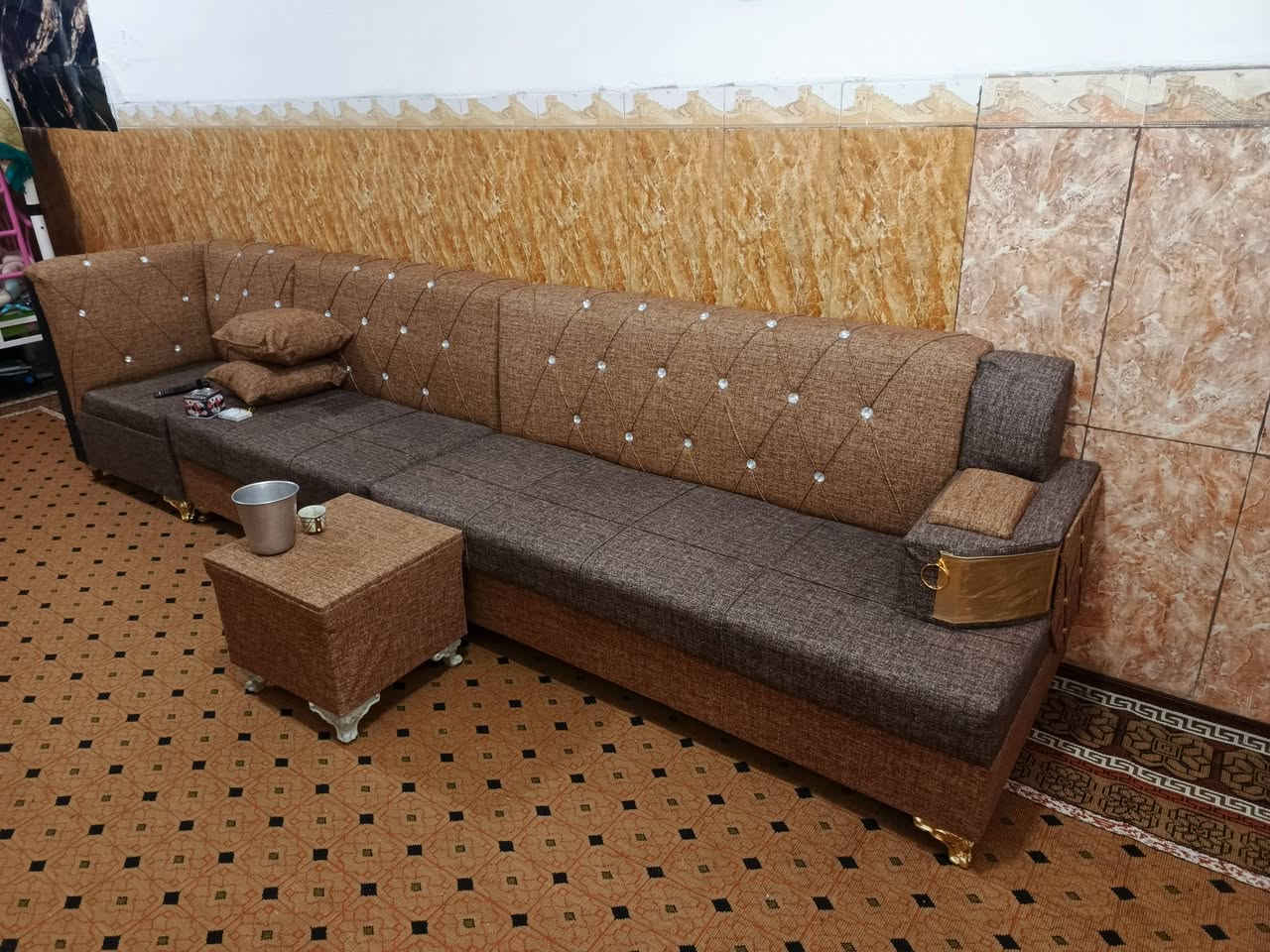 تخم قنفات للبيع جديد مشتري جاهز صارله سبوع خمس مقاعد ياخذ عشر نفرات موديل حديث كلش حلو ومرتب مكاني حي السلام *********** سعره ٣٠٠ الف

