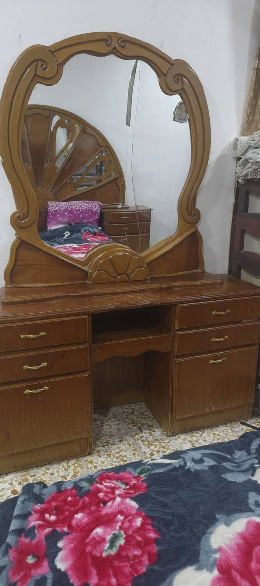 لبيع غرفه نوم خشب عراقي السعر 500وبيهامجال أرقم الهاتف ***********/  *********** مكان موصل الاايمن
