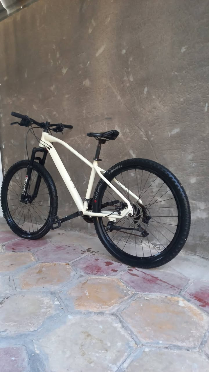 للبيع  
وبسعر 170 ألف بس

دراجة MTB المواصفات : 
حجم  27.5
7 تبديل خلفي 3 امامي 
سرج طبي 
اطارات من نوع HUTCHINSON KRAKEN 
بريكات دسك امامي خلفي حجم 160
دبل امامي هايدروليك فتح وقفل
نضافة 90% 

كل الاجزاء هي اصلية وشغاله بالكامل 

يأتي مع الدراجة 
سرج إضافي هدية  🎁 
وزوج اطارت إضافي هدية 🎁
 

مكان _ كربلاء _ الحسينية
تواصل 
*********** رقم واتساب
