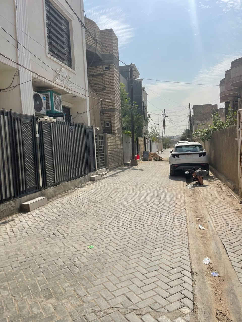 السلام عليكم بيت للبيع البيت متكون من طابقين والثالث بيتونه وسطح
الطارمه متر وربع في 4 امتار
الهول 4 في 3
مطبخ مفتوح هو مطبخ هو صاله جلوس الطول 4ونص في 3
حمام والتواليت مترين ونص في متر ونص
طابق الثاني يتكون من غرفتين 
غرفه على اليمين وغرفه على اليسار وحده 4 في 4ونص 
والثانيه 3في 4ونص طابق الثالث متكون من بيتونه وسطح على اليمين وسطح على اليسار
سعر البيت 135 وبيه مجال 
رقم تليفون ***********
مكاني بغداد الأمين الخدمي مال النواب
مساحته 41 واجهه 4ونص نزال 9 وشويه
بناء حديث سنه البناء 2024
البيت كاشي+سيراميك بناء حديث
البناء مسلح
