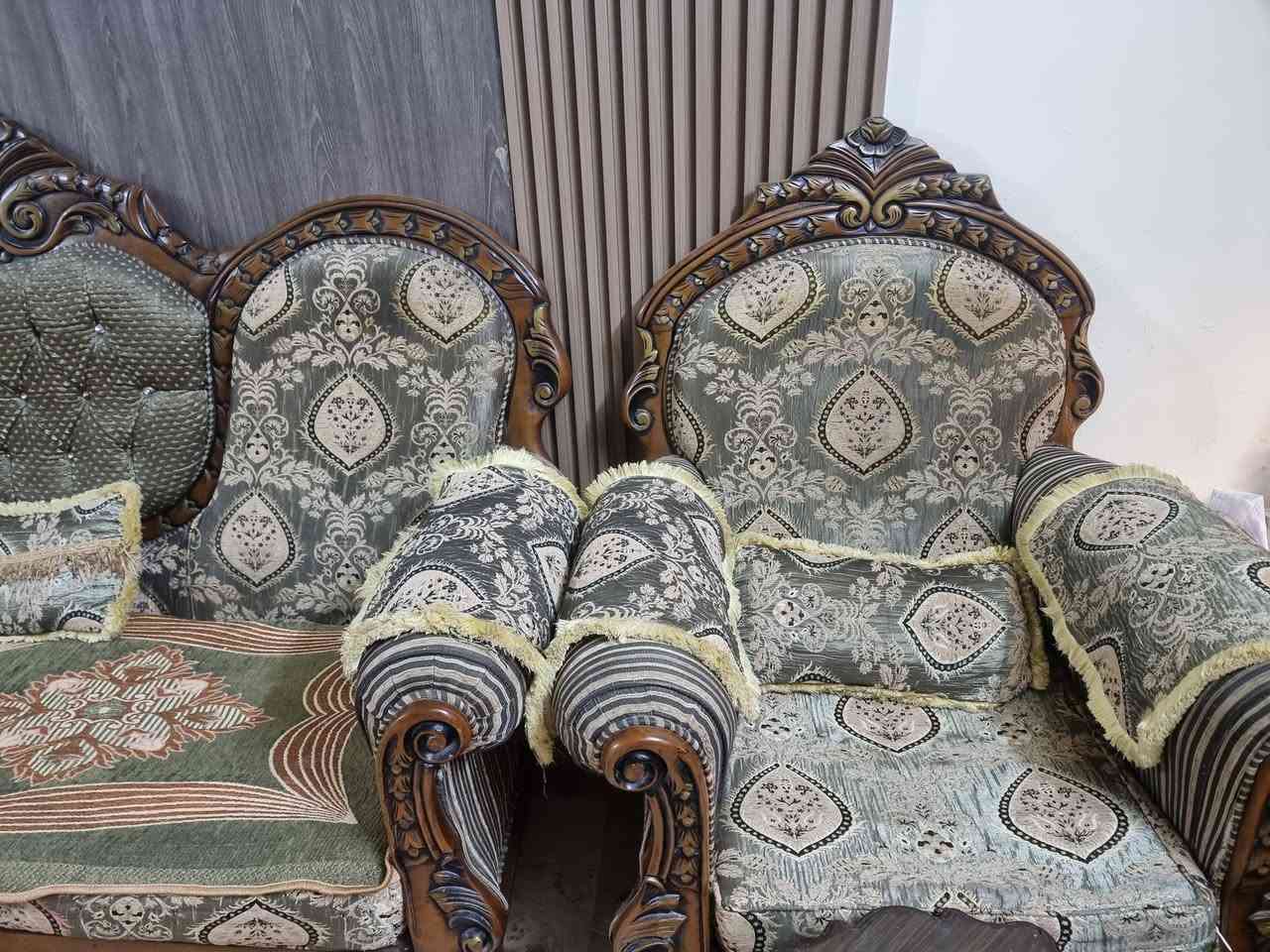تخم قنفات نظيف جدا للبيع 
قنفات كبيرة عدد ٢ مع كراسي عدد ٤ مع طبله وسطية كبيرة وميز التلفزيون هدية 
السعر ٧٥٠ وبي مجال
المكان الدوره ابو دشير 
***********
