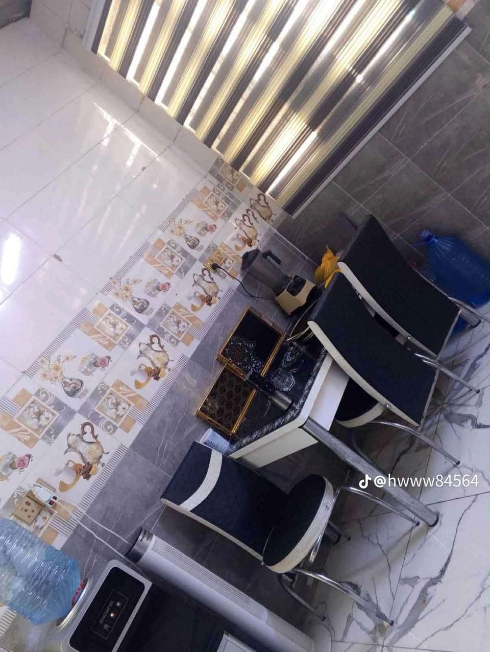 السلام عليكم بيت البيع في حي الفرسان 
مقابيل جامع الصابرين 
مساحه 150
واصله كل الخدمات 
سعره 55وبه مجال
رقم. ***********
