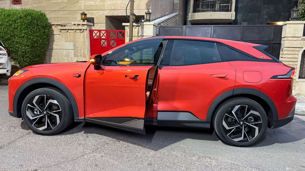 🚗 ديبال S07 موديل 2026 مكفوله من كلشي ماشيه 23  الاف
🔹 المواصفات
نوع السيارة: SUV كهربائية / هايبرد مدى ممتد
القوة: 215 – 272 حصان
العزم: 320 نيوتن متر
نظام الدفع: خلفي (RWD)
ناقل الحركة: أوتوماتيك (سرعة واحدة)
عدد الركاب: 5
🔹 التجهيزات
شاشة 15.6 إنج دوارة
نظام صوتي Sony (14 سماعة)
Apple CarPlay و Android Auto لاسلكي
شاحن لاسلكي
سقف بانوراما
عرض معلومات على الزجاج (HUD)
إضاءة داخلية محيطية
مقاعد كهربائية (تدفئة + تبريد + مساج)
تكييف أوتوماتيك مزدوج + فلتر هواء
باب خلفي كهربائي
مرايا كهربائية + طي تلقائي
زجاج عازل للصوت
🔹 الأمان
مثبت سرعة ذكي
فرملة طوارئ
نظام الحفاظ على المسار
مراقبة النقطة العمياء
كاميرات 360 درجة
حساسات أمامية وخلفية
نظام قيادة شبه ذاتي
🔹 الضمان
ضمان يصل إلى 10 سنوات
💰 السعر: 31مليون (قابل للتفاوض البسيط)
📞 للاستفسار: ***********
