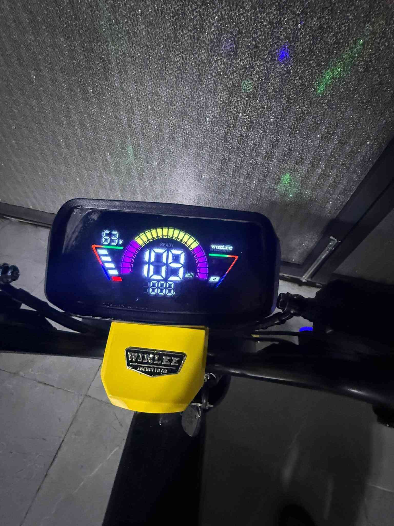 للبيع ماطور شحن
نوع R9
5 بطاريات فول
موديل 2025 
شركه ونلي احسن شركه
دراجه كامل كلا حساسات ونضيفه 
اي عيب مابيها شرط الفحص حيل حلوه ومرتبه
لون ليموني 4 سرعات سرعه 109 طياره ولله
اشاير نضام R  بك كلا شغال 
لايت دبل اشاره مابيها اي نقص شغل وطلع
سعرها 425 وبيها مجال 
للتواصل خاص 
او اتصال *********** بي واتساب
