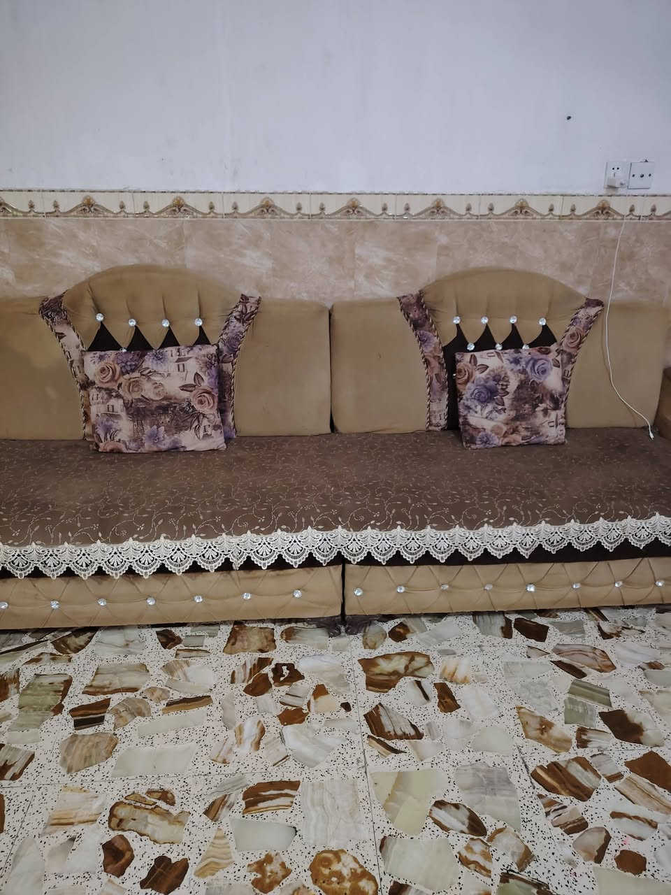 ديوان للبيع نظيف مع البردة سعره ١٧٥ الف
للاتصال ***********
