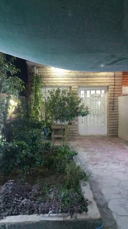 بيت للبيع مساحة١٠٤متر..واجهة ٤ و١٦سنتيم...نزال٢٥...بناء ال٢٠٠٠..يحتاج ترتيبات ..طابقين استقبال ومطبخ ومنور وحمام ..طابق ٢..غرفتين نوم ...حديقة وكراج ..المنصور حي دراغ قرب اسواق الجزائر....سعره ٤٠٠مليون قفل ...***********
