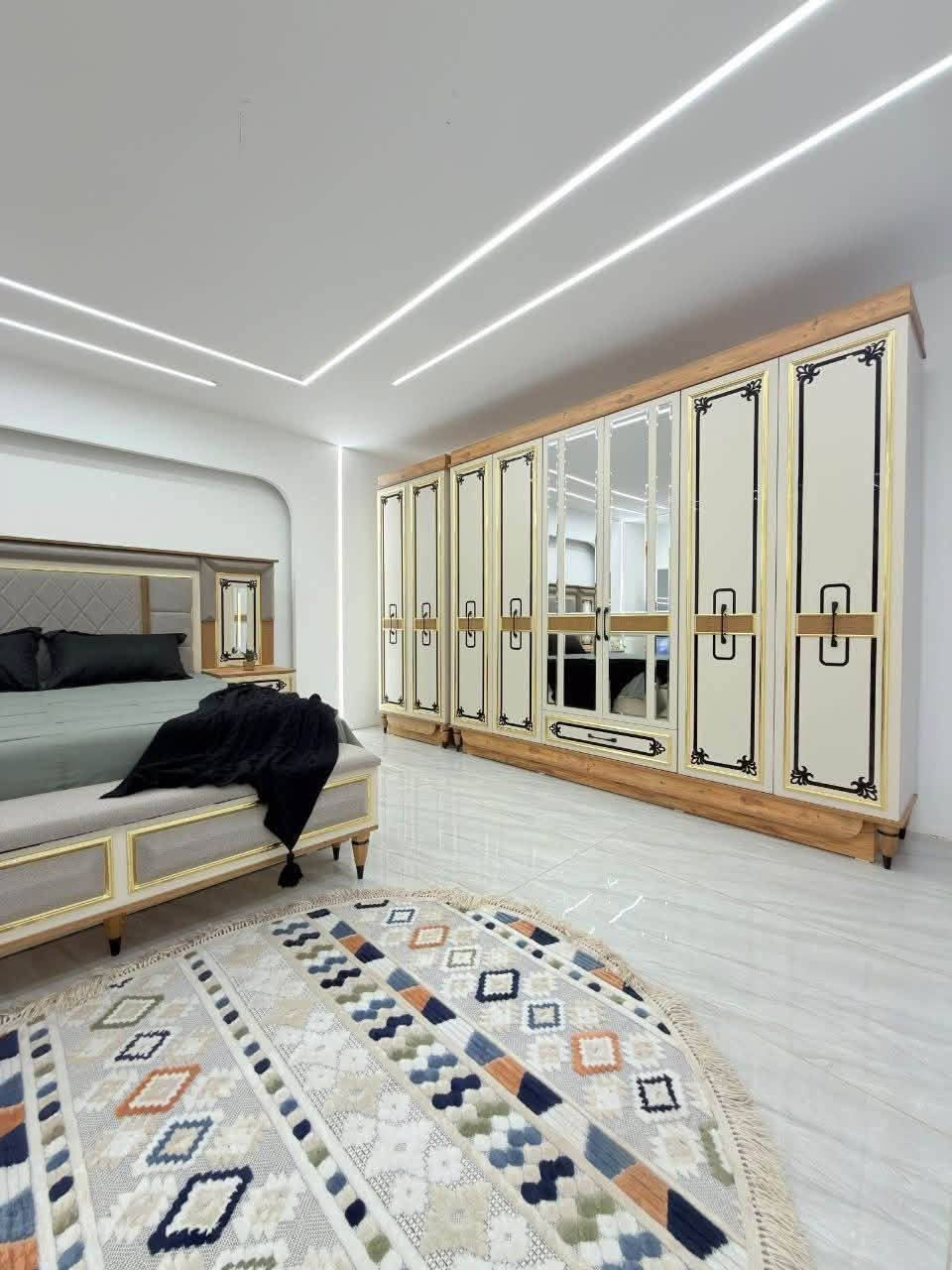 *على بركة الله تم وصول غرف النوم 🚚🛏️*
موديل *ايلارا  * 
*10قطع   * 
⚫️كنتور 270 سم ☺️
 ملحق 90 سم ارتفاع 230 سم 
ظهر بلوك 8 ملم 
صبغ حراري 
🔴ميز تواليت انارة نفس الصورة130  سم ارتفاع عالي 180 سم مرايه بلوك 🪞
⚫️كومدي عدد 2 دبل مجر اناره 💡
🔴سرير نفرين180سم*200سم سرير مخزن دبل هايدروليك 🛏️
⚫️درور مجرات
🔴مرايه قيافه 🪞
⚫️طابوريه بلوك 
🔴شازلون  
⚫️سكك حاسبة 3 مراحل 3️⃣
💵💵السعر مليون و 800 الف دينار💵💵

النقل والتنصيب مجاني🚛🛏️✨
ضمان 10 مرات فتح واعادة تنصيب 👌💫

✨✨يوجد لدينا نظام الاقساط على✨✨
كي كارد الرافدين💳
كي كارد الرشد💳
كي كارد المصرف الاهلي العراقي💳

✨✨يوجد لدينا خدمة توصيل لجميع محافظات العراق🚚📦✨✨

العنوان بابل الاسكندريه مجمع حطين شركه عرش اليقين🏢🚘
☎️*********** ،، ***********

نص مكتوب في الصور:
- مودی ل :- ایلادرا