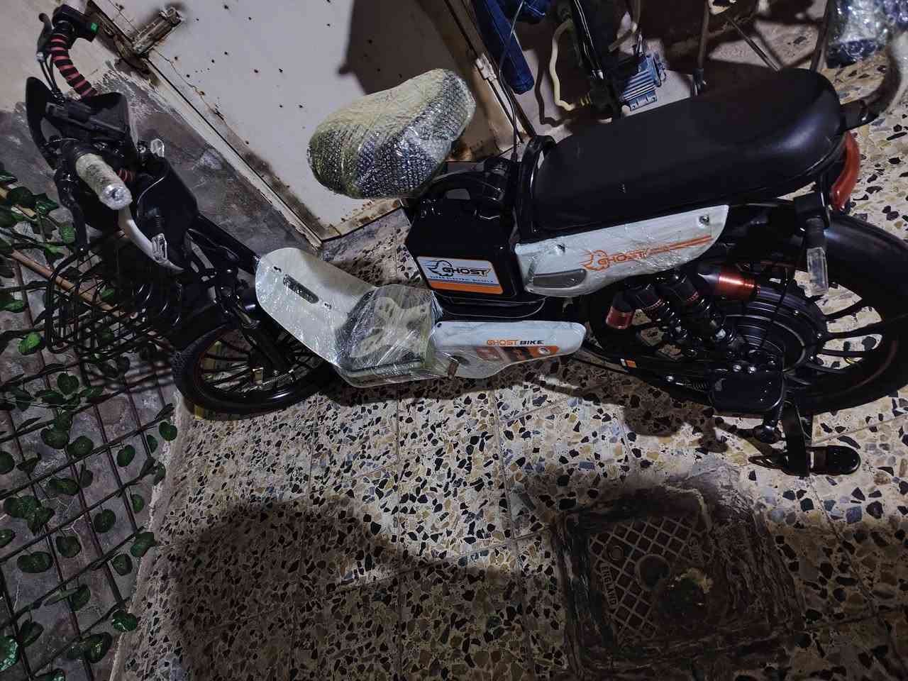 سلام عليكم دراجه شحن للبيع جديده دراجه بس متروكه بس بطارياته نص عمر بصمه بلاتوث ستاند موبايل كله؛. ؛ شغال  والونه ابيض واسود    سعره 125 وبيها مجال العنوان النجف. قرب ملعب النجف دولي بوابه 4   ***********
