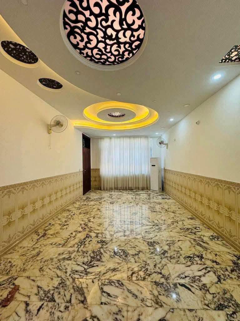 دار للبيع بناء حديث حله نادر الثانيه خلف معمل النسيج

مساحته 200متر طابو صرف

الواجهـــــــــة  10متر
النــــــــــــزال  20متر

طابقين ثلاث غرف نوم وصاله ومطبخ وحمام ومطبخ ومجمع صحيات وطارمه

عرض الشارع 15متر تبليط مجاري كافه الخدمات 

لـــلاســــتـــفـــســـار ***********
***********
مراجعة مكتب سومر للعقار نادر الاولى على الشارع الخدمي قرب حسينيه حنتوش
