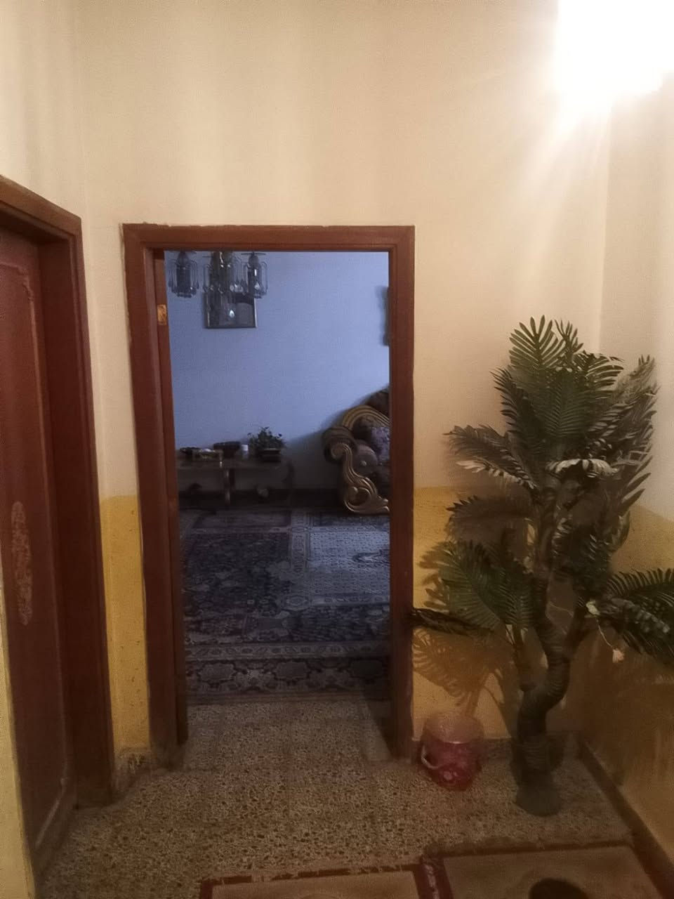 بيت قديم كلش نظيف طابو صرف موقع مميز حله الخسرويه قرب المتنزه مساحه 330منر يتكون من حديقه كراج مجمعات صحيه داخل وخارج واستقبال وهول ومطبخ وثلاث غرف نوم كبيره  عرض شارع 15متر للاستفسار الاتصال على الرقم ***********
