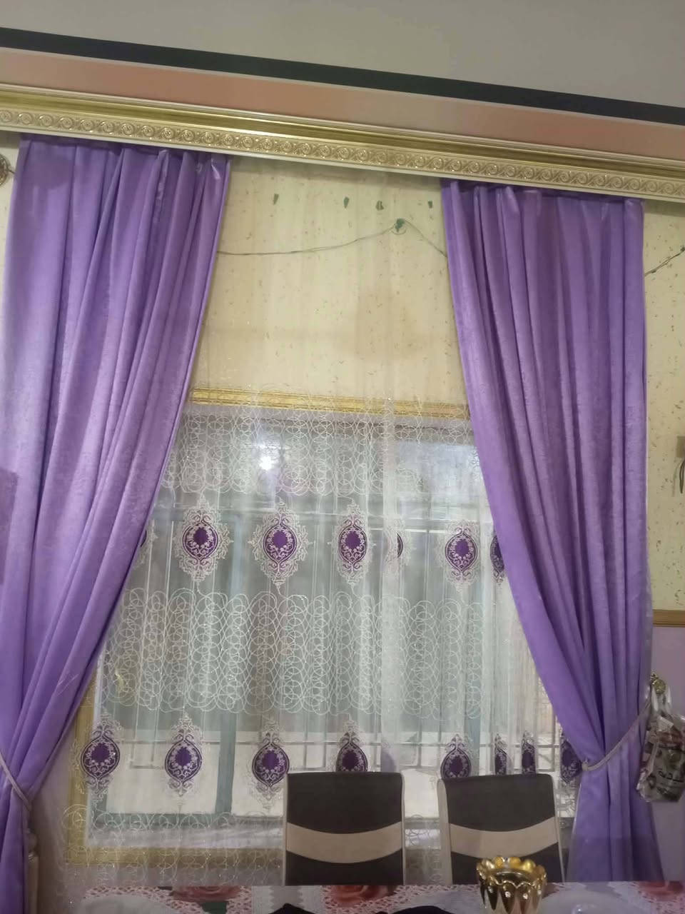 غرفة خشب • زولية ٤ب٤ • ستائر فيروزية