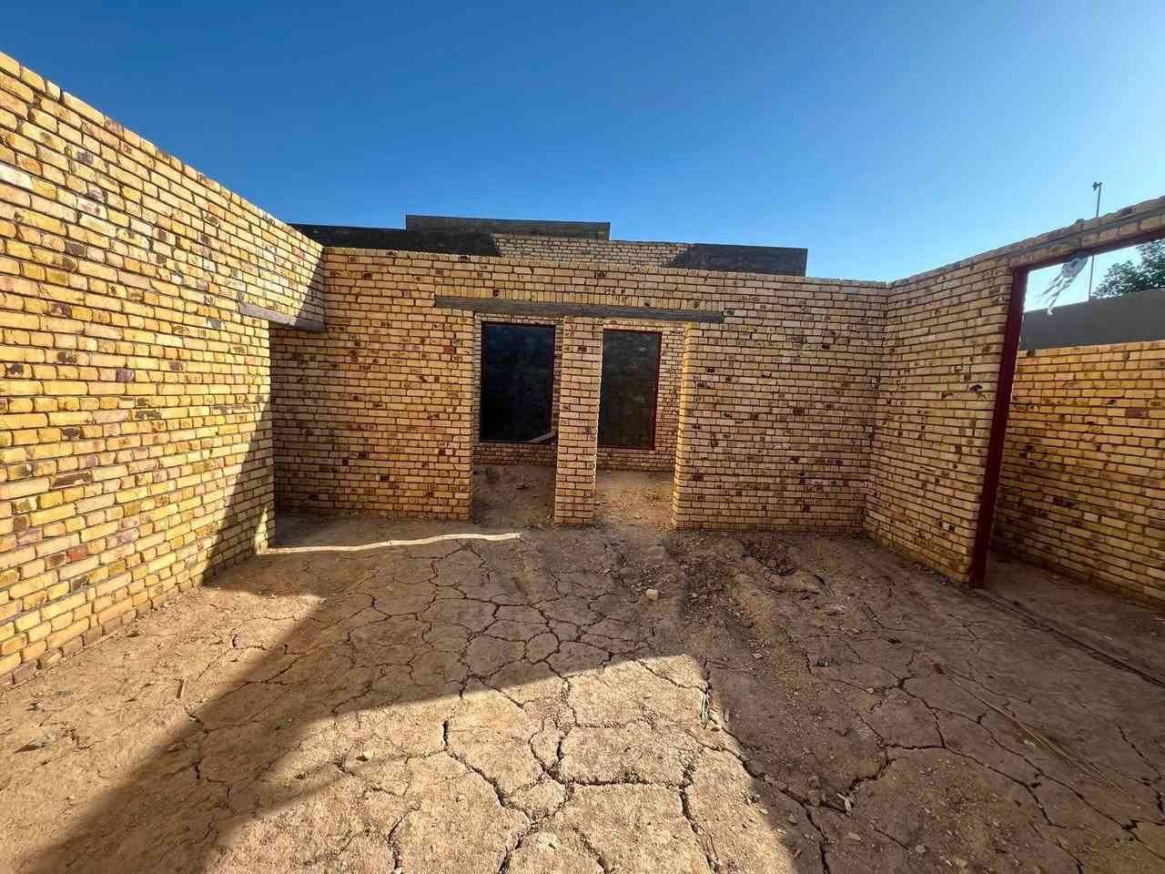 السلام عليكم .دار هيكل غير مسقف للبيع .العنوان .الحمزة الغربي .ربيانه .شارع حجي شاكر .المساحه 300م مربع ..تتكون من غرفتين نوم واستقبال ومطبخ حار وبارد وصاله وصحيات خارجيه وداخليه..بناء نضيف طابوق ...السعر مناسب جدا سعر قطعه ..السعر 36 وبيه مجال شي بسيط للشراي ...للشراء تفضل خاص او اتصل ب *********** يتوفر واتساب
