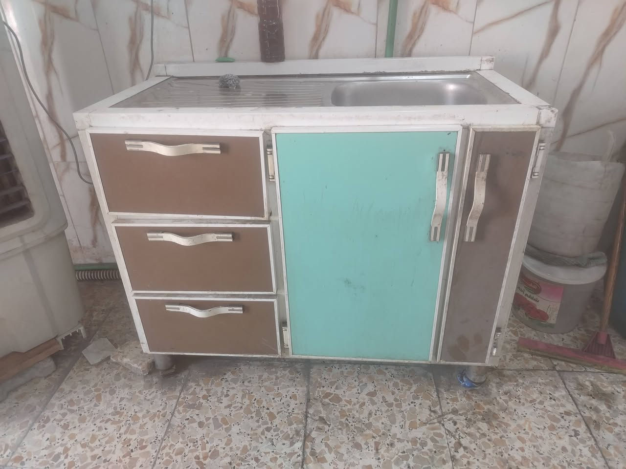 السلام عليكم غراض مطعم كباب للبيع
1...منقله كباب متر ونص  تفصال استيل
2...ميز تفصال مترين ونص استيل
3...عارضه جام متر ونص استيل
4..مثرامه حجم 32 فافون شرط عل فحص
5...عارضه براد 6 قدم اخو الجديد
6...اشياش كباب مغلون أصلي 120 شيش 
كمفيره + كاونتر سنگ + تخته لحم +ميزان الكتروني
+ ملحقااات المطعم سجاجين كاسات روله سلفون
شباب العنوان الشعله الأغراض عل فحص ابيع شلع
ما ابيع مفرد اااالف عافيه عل ياخذهن السعر خاص
او اتصل عل رقم ***********
ربي يرزق الجميع ❤️🤲
