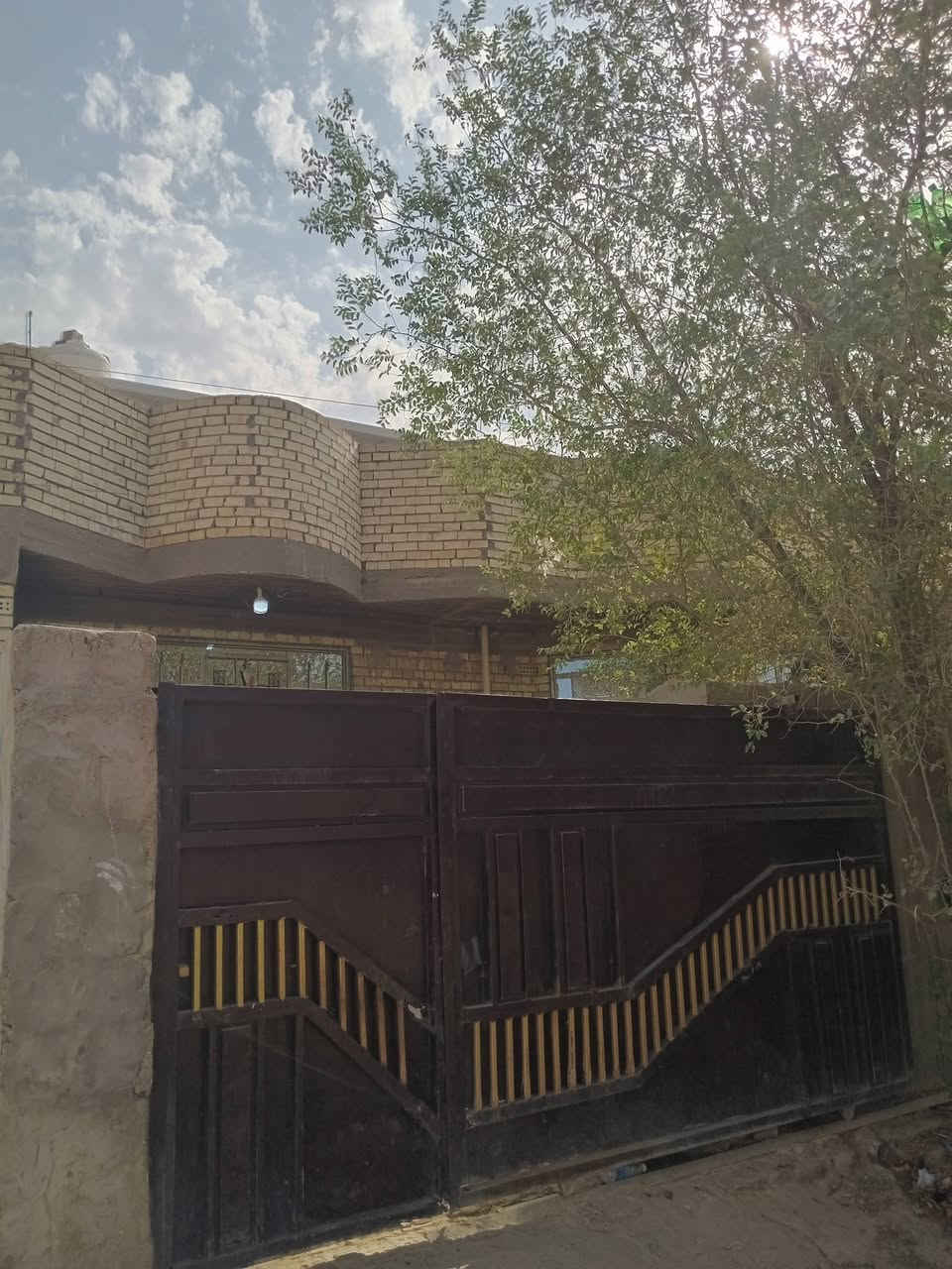 بيت ١٥٠ متر طابو صرف قاطين ٤غرف نوم 
الطابق الثاني كامل ٢غرف صاله وحمام وتواليت
والطابق الارضي ٢غرف نوم وواستقبال وصاله ومطبخ وحمام داخلي  وتواليت خارجي
البناءطابوك تاريخ البناء ٢٠٠١٩ الاتصال على الرقم *********** وتساب نفس الرقم عنوان ناحية الوحده  قرب محطه المجاري الجديده ال٥

