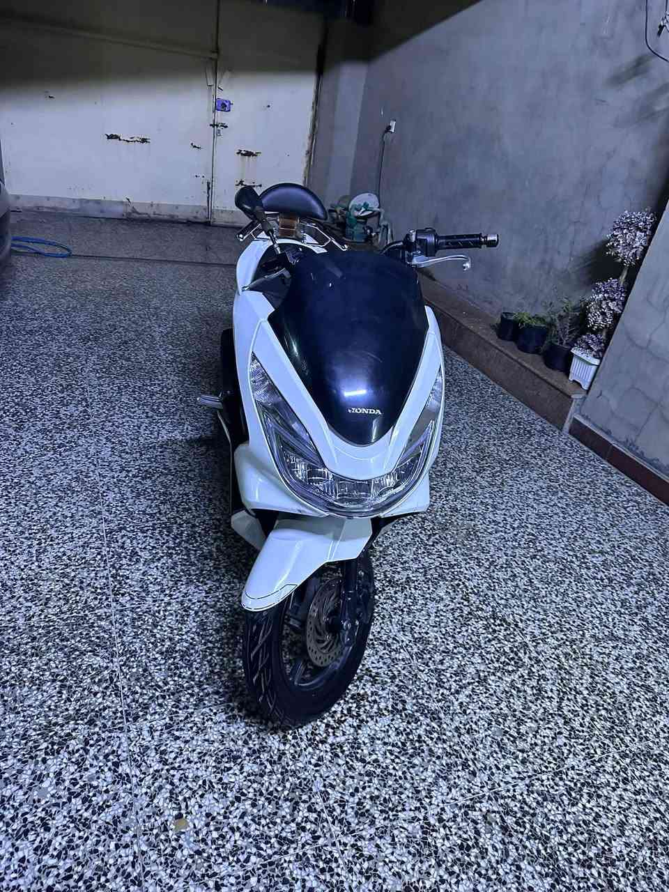 السلام عليكم دراجه pcx جيل ثاني ياباني نضيفه.بغداد كماليه ***********,
