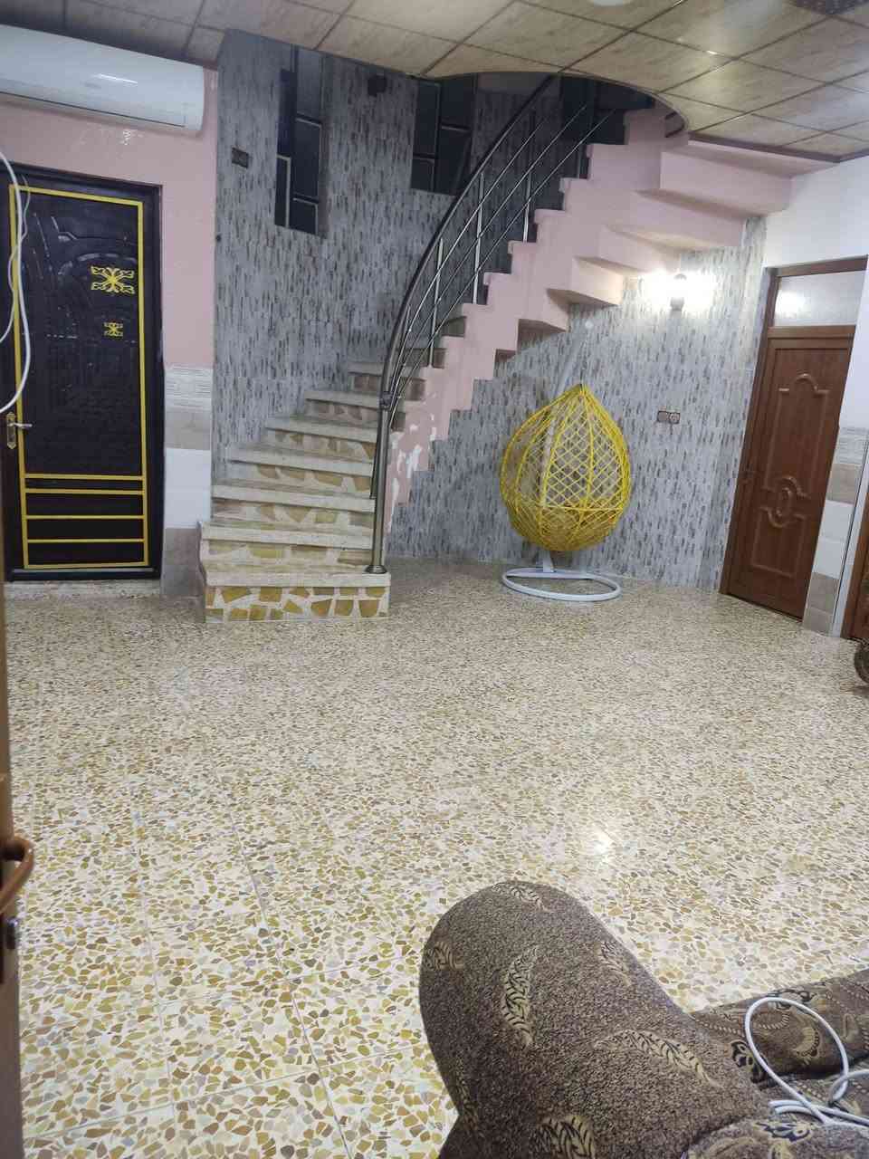 بيت للبيع
مساحه ٢٠٠ متر 
قرب المدرسه الصينيه 
ماء وكهرباء وتبليط جديد
السعر ٧٠ وبي مجال
التفاصيل على الرقم
***********
