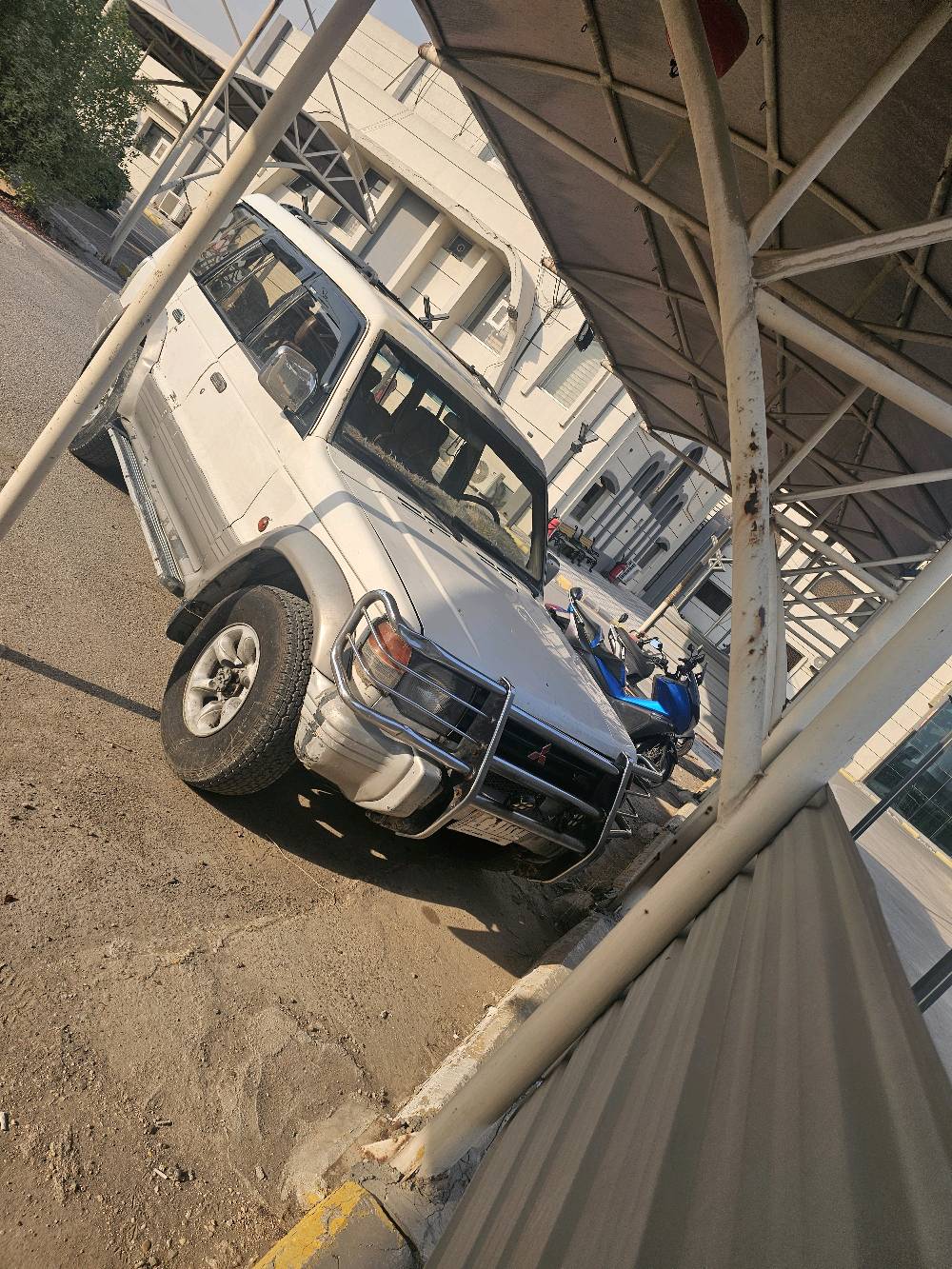 باجيرو موديل 94 محرك ففتي 3000 تبريد القطعه الاماميه فقط شغال ثلج السعر 42 وبيها مجال للطيبين رقمها بغداد وبااسمي رقم موبايل  
ملاحظات السياره بيها خياسات موضحه بالصوره والمحرك بداية التشغيل صوت ويروح وره 3 ثواني ***********