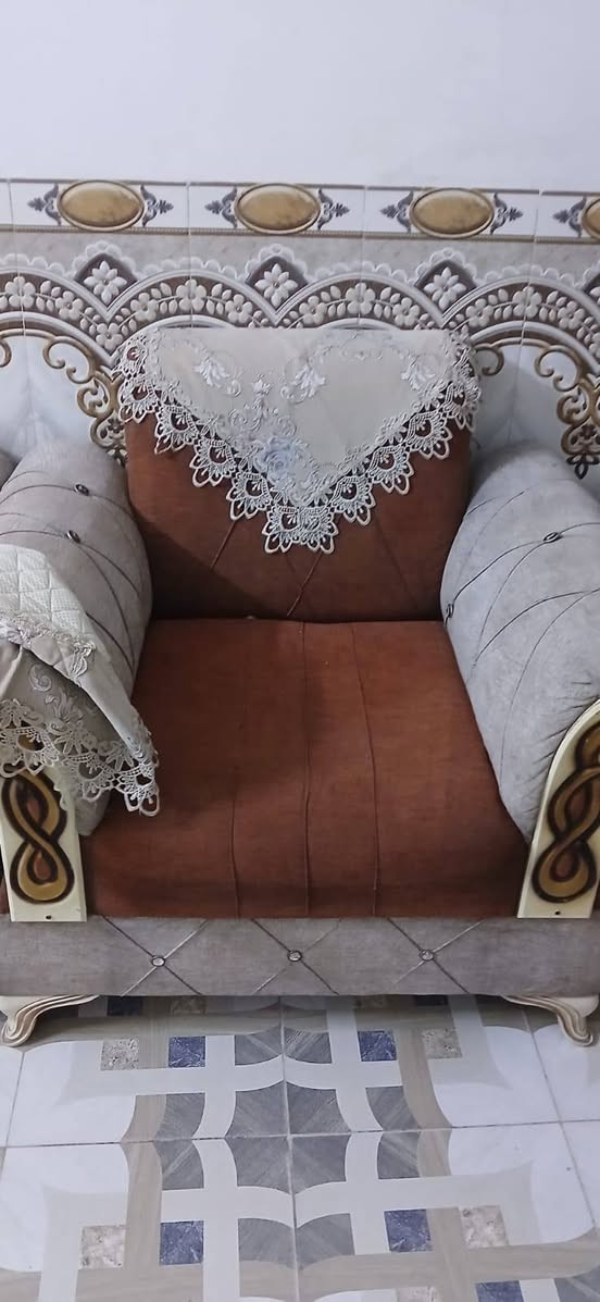 عندي دوشك جرباية ١٥٠ سم ضغط نظيف بس يحتاج وجه ب٤٠ وبي مجال
تخم مستخدم للبيع ١٠مقاعد نضيف ومابي كل ضرر والسعر ٢٠٠ 
الكيارة مقابيل البانزيخانه
***********
