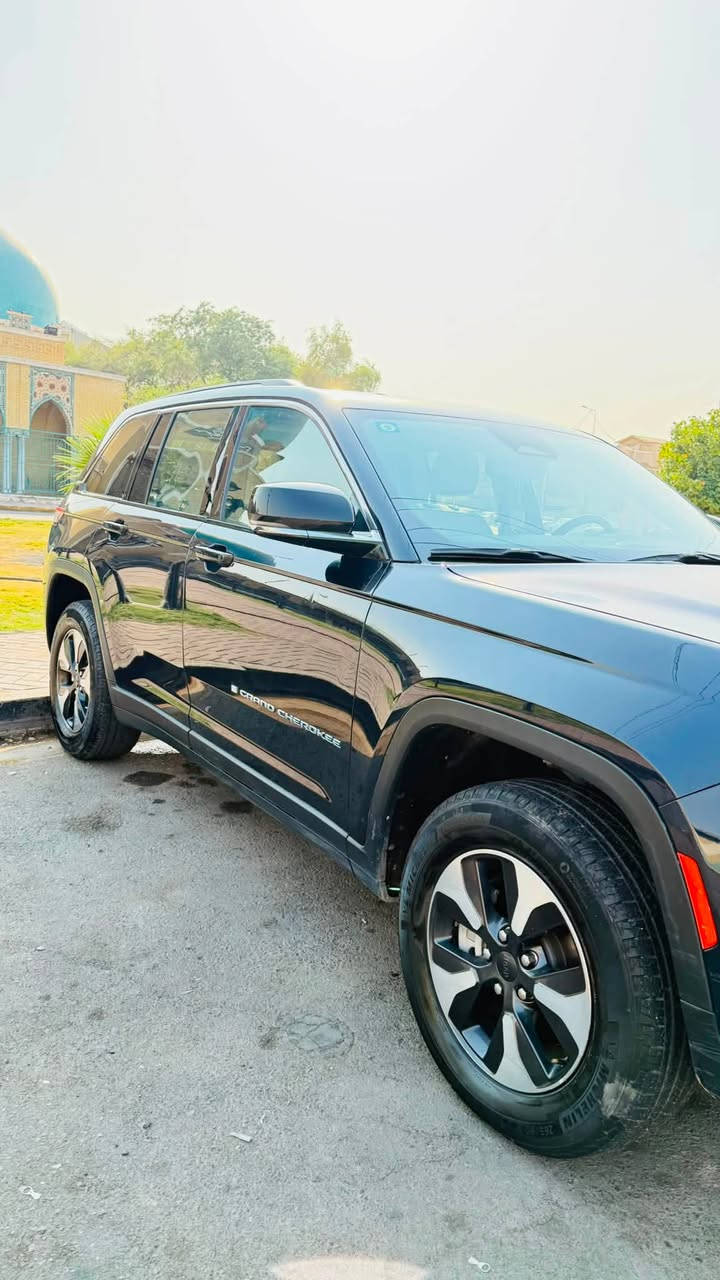 🔷للبيع سيارة جيب كراند شيروكي 4xe

🔷سنة الصنع : 2024

🔷اللوحة : بغداد

🔶السعر : 290 ورقة

🔷الضرر : تبديل بنيد نفس اللون مع تبديل وصبغ جاملغ امامي. 

🔷بدون ضرر في الايرباك

🔷المواصفات:

🔹حجم المحرك 4 سلندر تيربو

🔹عداد المسافة 35 الف 

🔹بصمة ابواب وتشغيل عن بعد
🔹فتحة سقف بانوراما
🔹رادار امامي وجانبي وخلفي
🔹تنبيه الخروج عن المسار
🔹كراسي جلد
🔹كراسي كهرباء
🔹تدفئة الكراسي الامامية والخلفية
🔹جنطة كهرباء
🔹حساسات خلفية
🔹ويل كب حجم 20 انج مع اطارات بحالة جيدة
🔹لايتات LED بالكامل
🔹وضعيات قيادة
🔹شاشه تحكم بالايعازات
🔹تحكم ستيرن جهتين

🔹مع باقي المواصفات الاعتيادية

☎️ الاتصال :
***********
