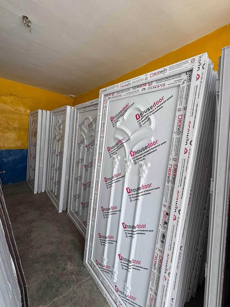 ***********
العنوان تكريت حولي الزهور مجاور المدارس

ابواب ابيض pvc السعر ٧٥ الف 
ابواب وشبابيك بلاستك 
متوفر ابواب وشبابيك حديد جميع القياسات
ابواب رئيسيه ٣ متر
