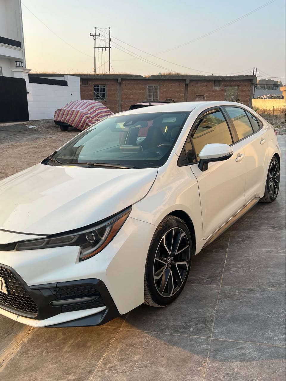 Corolla SE 2020
کرۆلە مواسەفات SE ٢ پارچەی دوبەیە ٢ پارچەی ئەمریکایە یانی ٤ پارچ سبوخە ژۆرێی یەک نوقتەی نیە بە شەرت سەقفی لێواری پێشەوەی بستەک بە پانی PDR هەیە گێر مەکینە کارابایت هەمووی بەشەرتە ئێرباگ بەس سوکان تەقیە یەک تاعدیلی هیچکەی نیە یەک دینار مەسروفی نیە 
*********** أربيل, العراق

