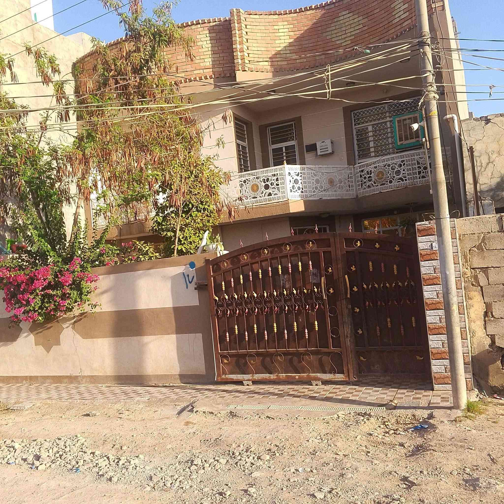 دار اللبيع مساحته 200متركاطون الرازي طابو صرف رقم صاحب الدار *********** السعر 150مليون

