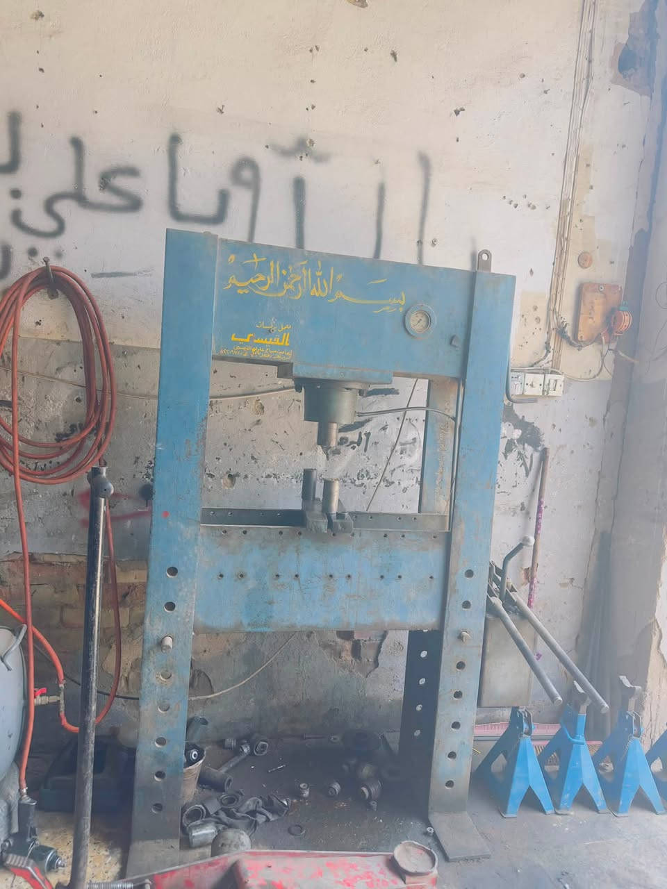 كمبريسر 250لتر شغال بانزين وكهرباء نضافه 90بل ميه /بريس شغال على فحص 50طن تقريباً /تسكا 2*80مع المنكنه للبيع 
***********
