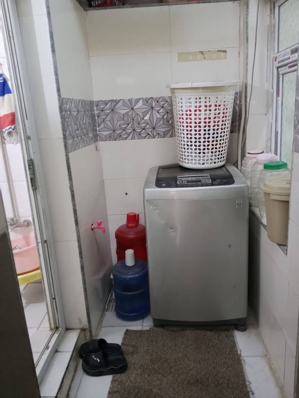 بيت طابو صرف 125 خلف مدرسة الجوهره حط المطاط السعر  80
بيه غرفتين وصاله وصحيات داخليه وخارجيه
***********
