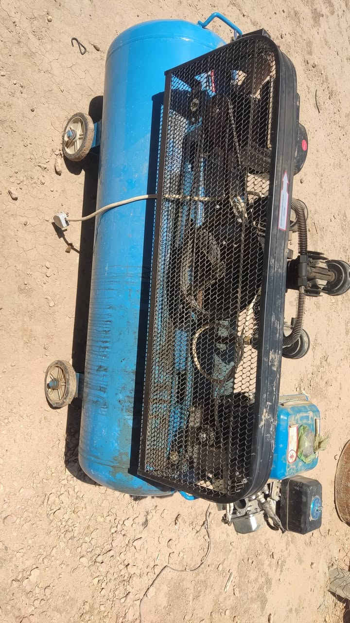 كمبريسر لبيع 300لتر خطين بانزين كهرباء  جديد استخدام 4اشهر ماخذه ب650الف قيم واخذ مستعجل عل بيع ***********
