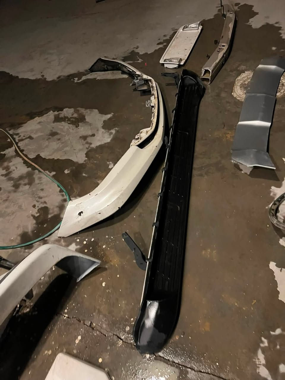 سلام عليكم غراض مال لاندكروز و لكزز قيم وخذ من عده شباك مال لكزز هاذا رقم صاحب لغراض ***********
