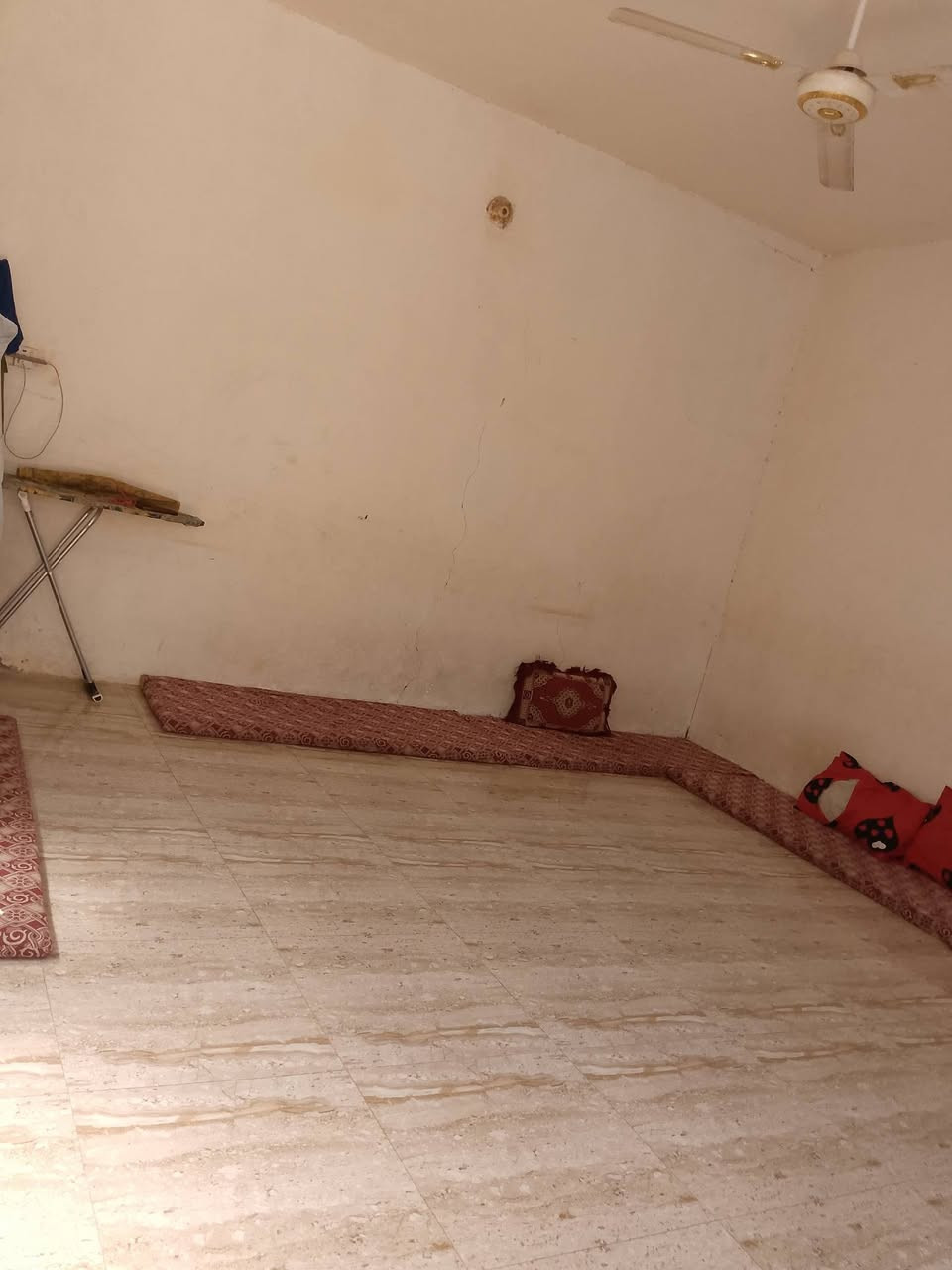 ب بيت مساحته ١٠٠ متر مربع ١٠×١٠ سند ١٧ زراعي منطقة شبانات البزل الاول شارع الامام علي قرب كوفي الشايب خلف البصاروه ال بوعيسئ يحتوي ع غرفه ومطبخ وصاله واستقبال وحمام داخلي وخارجي التفاصيل الاستقبال مربع ٥×٥ الغرفه ٤×٣ المطبخ ٥×٢ ونص الاستفسار الاتصال بالرقم ***********
