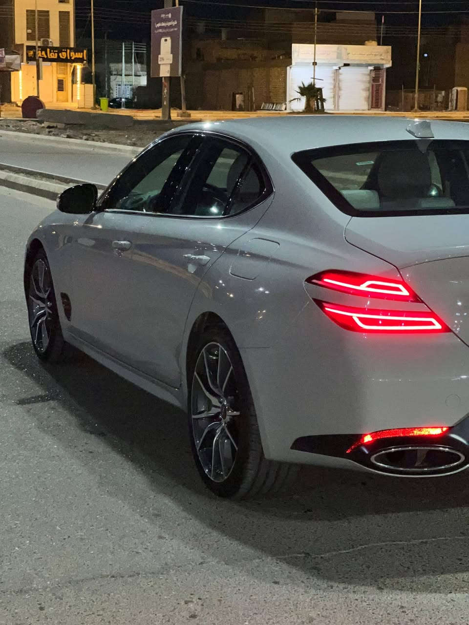 السلام عليكم … 
 سيارة مرقم كتاب شهداء ميسان وكاله عامه 
Genesis “G70” 2025 
لون مميز♥️
4 سلندر توربو 

مواصفاتها 
رادار امامي 
رادار خلفي 
رادار جانبي 
كاميرة خلفية 
شفتات ستيرن 
انضمة قيادة 
ايكو نورمال سبورت  سبورت بلاس
تدفئة ستيرن 
كشنات كهرباء 
شاشة كار بلاي اندرويد اوتو 
كشنات تدفئة 
تشغيل عن بعد 
بصمة
اشاير بلمري 
قيادة ذاتية 
مثبت سرعة 
نقطة عمياء 
جنطة كهرباء
والمواصفات البقية معروفة بالجينسز
 
ماشيه 9 ميل 
حادث السيارة جاملخ صفحة السايق  مصلح نفس ومصبوغ والبنيد بي تعديل بارد كلش بسيط السيارة  
السيارة امانة الله حيل حيل نضيفة 
مكاني بلعماره 
 *********** وأتساب فقط
