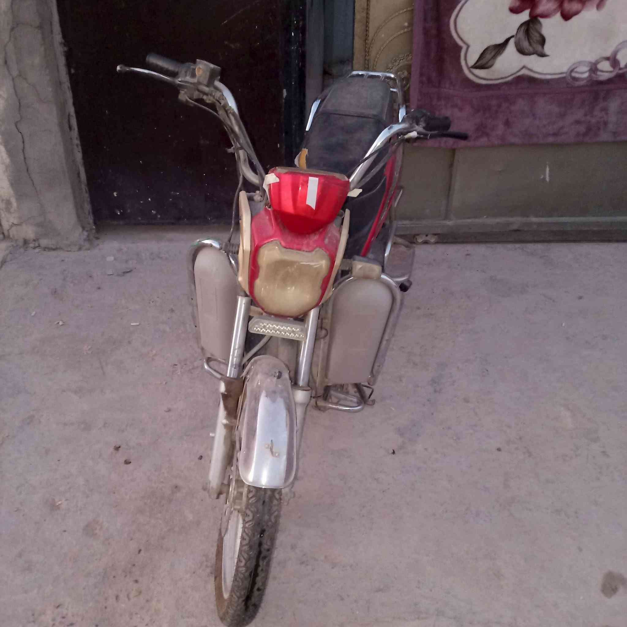 سلام عليكم دراجه شحن هارلي للبيع بطاريات كلشي ما بيهن التأيرات ما بيهن شي مشكلتها تخليها على الستاند تشتغل انزلها من الستاند ما تشتغل السعر 200 و بيها مجال العنوان بغداد الدوره هور رجب شارع بيت فياض الرقم /***********
