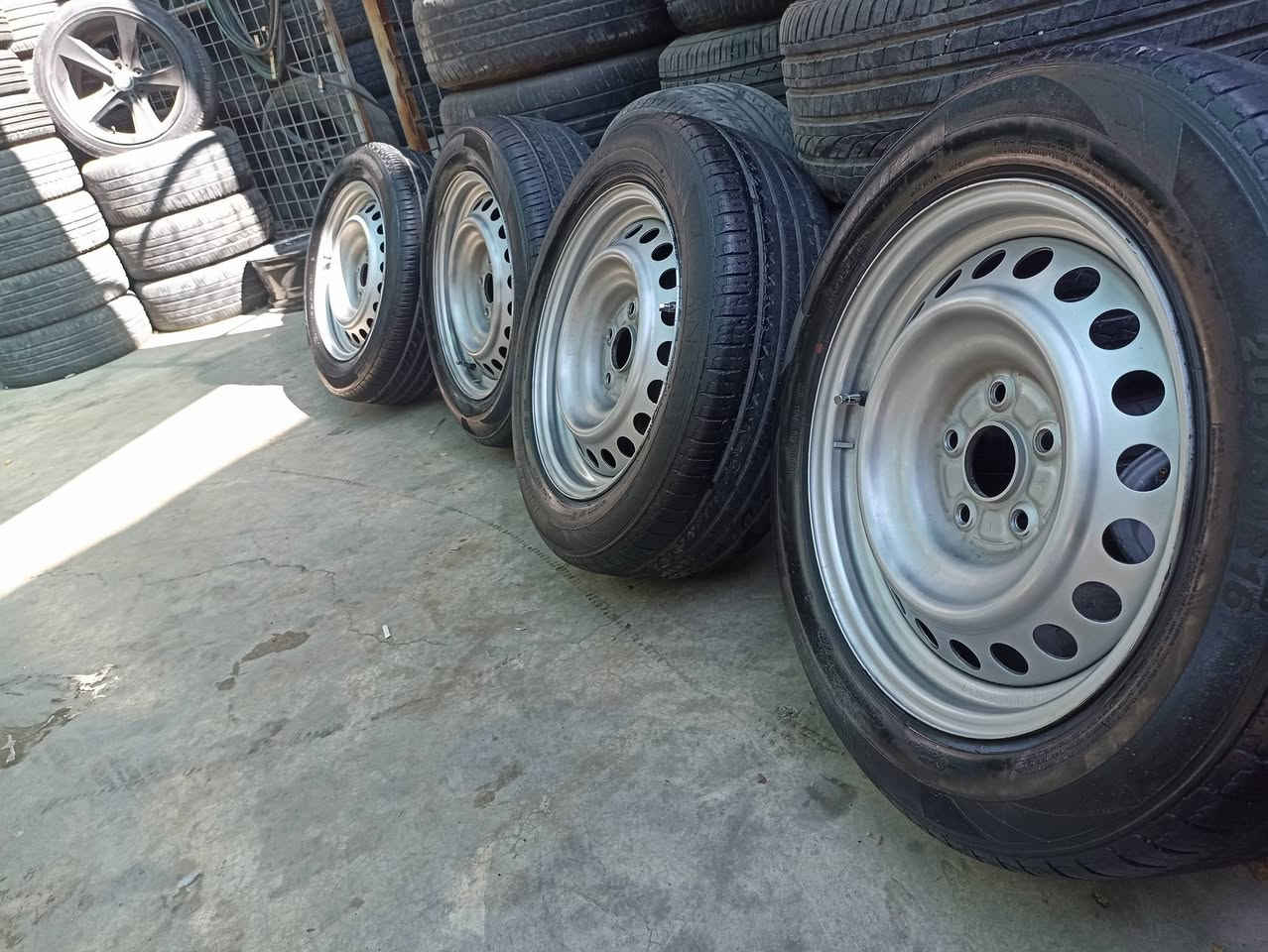 تایە و ویلی عادی کونە مشک 16 بیلاد بۆ گۆرینەوە
تاقمێ تایەی جوانی لە سەرە بۆ شاهینە مەلیکە ماجێستا کامری
***********
***********
