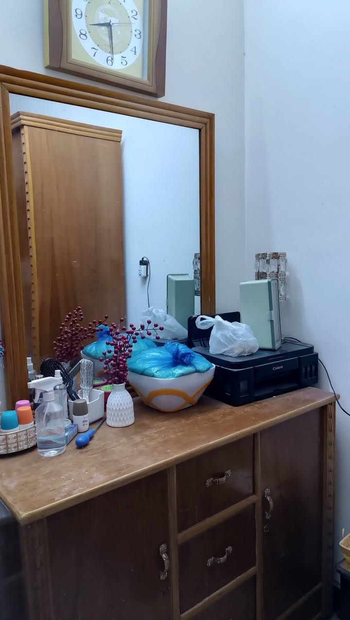 غرفة نوم خشب كاملة للبيع بحالة ممتازة مع سرير نفرين بمخزن
تفاصيل القطع:
• كنتور كبير 8 ابواب
• ميز تواليت ويا مراية
• ميز مجرات وخانة كبيرة
• كومديات جانبية 2
• جرباية نفرين تحتوي مخزن واسع
السعر: 1,000,000 دينار
الموقع: بغداد الجديدة، منطقة الامين.
رقم الهاتف للتواصل: ***********
